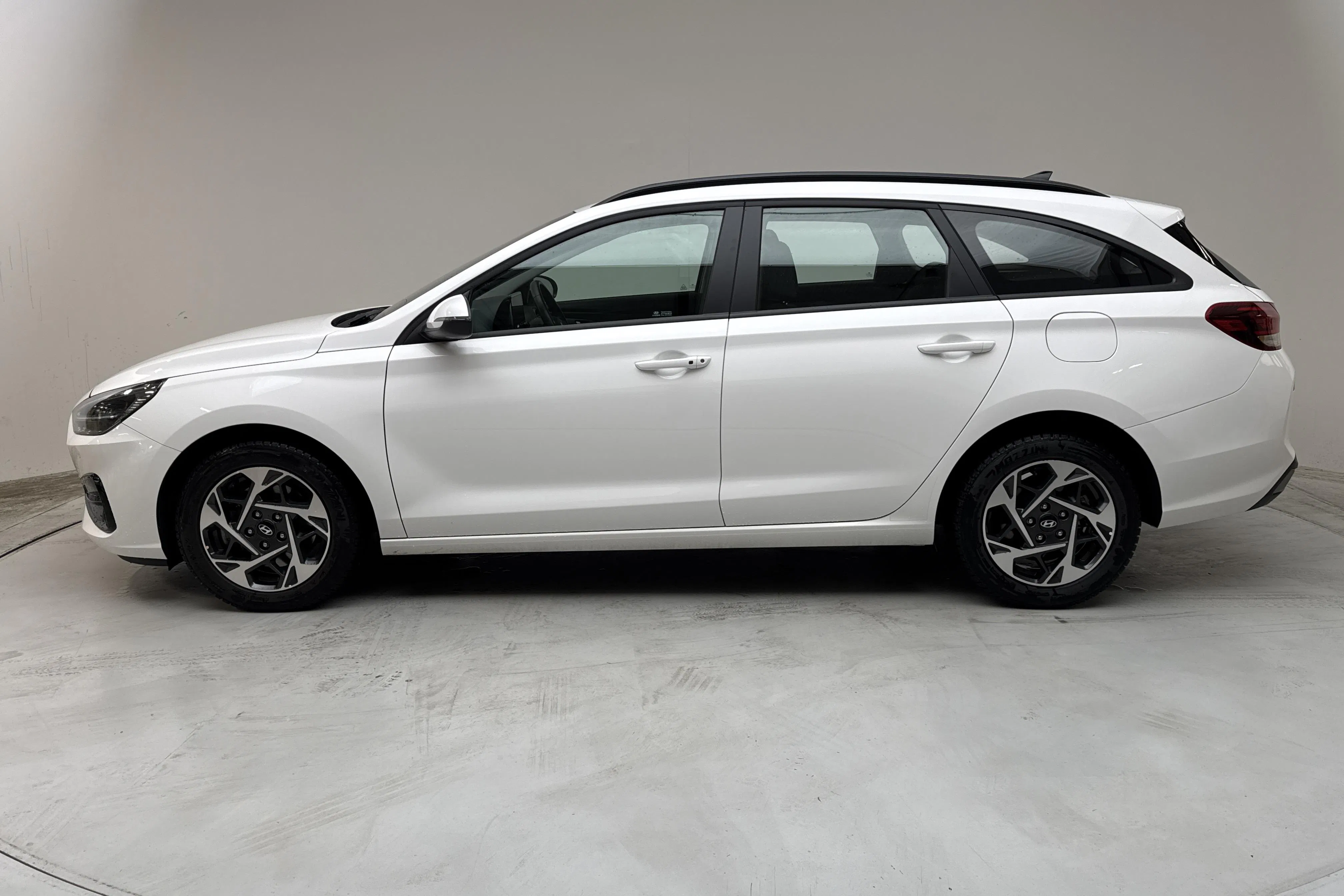 Presentation photo 2 of 13: Hyundai i30 kombi 1.0 T-GDi MHEV (100hk) - 22 350 km - Automatic - white - 2025