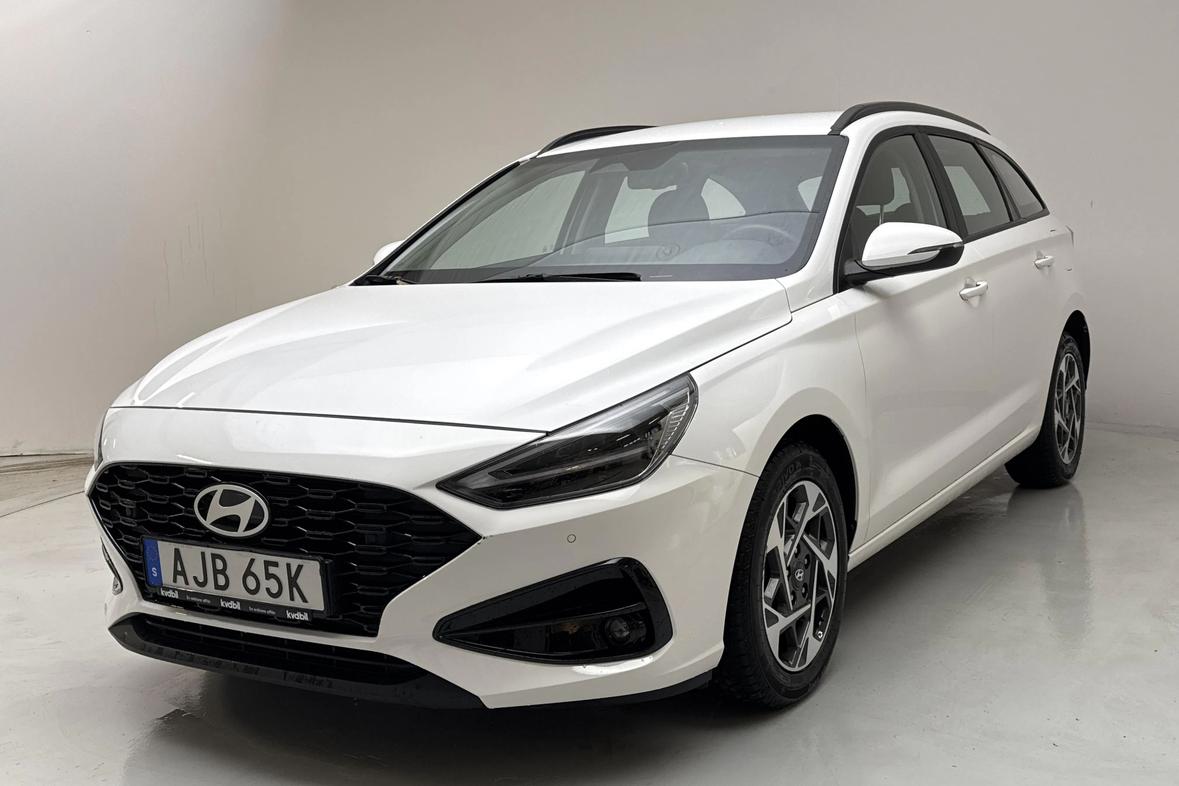 Presentationsfoto 1 av 13: Hyundai i30 kombi 1.0 T-GDi MHEV (100hk) - 2 136 mil - Automat - vit - 2025