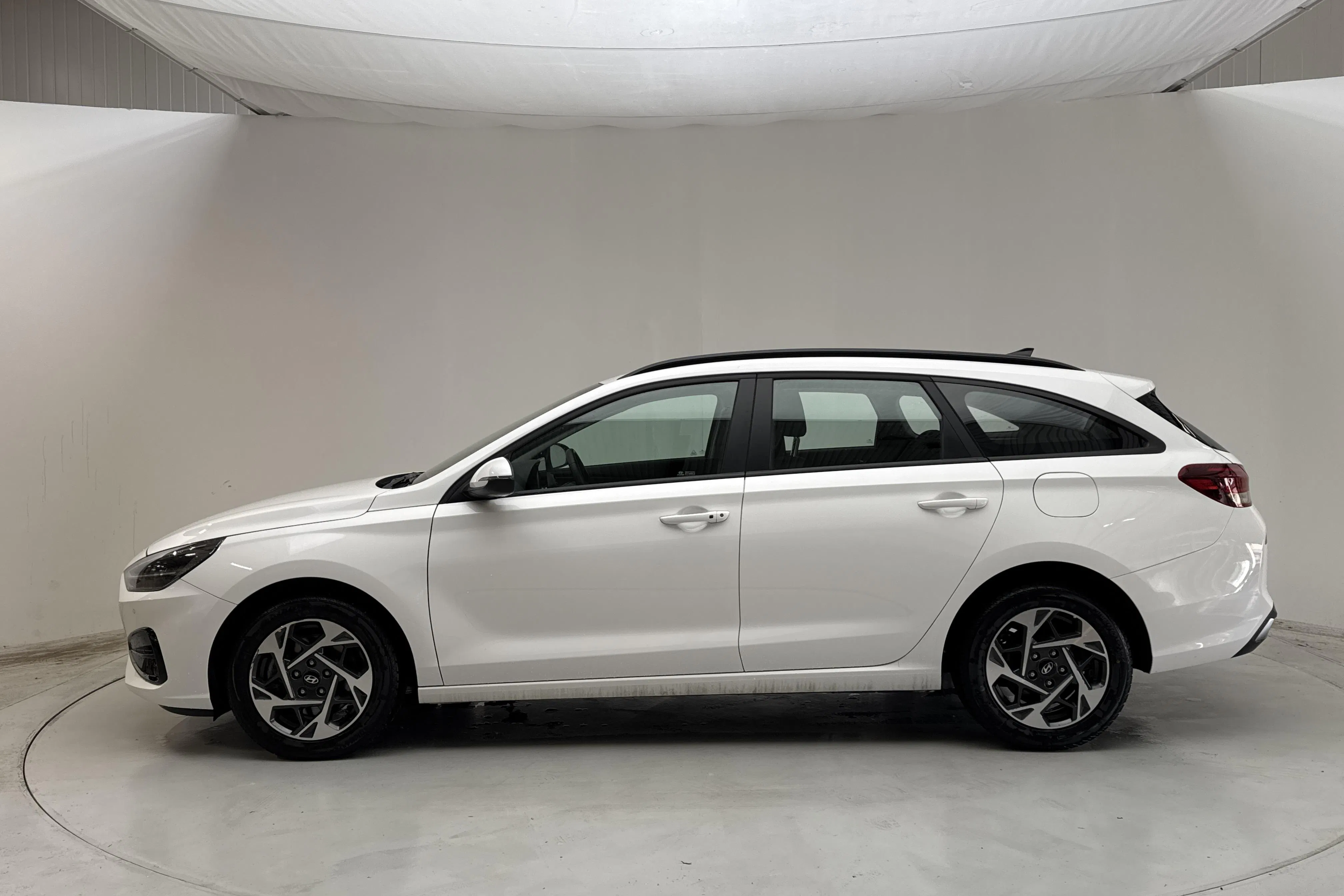 Presentationsfoto 2 av 13: Hyundai i30 kombi 1.0 T-GDi MHEV (100hk) - 2 136 mil - Automat - vit - 2025
