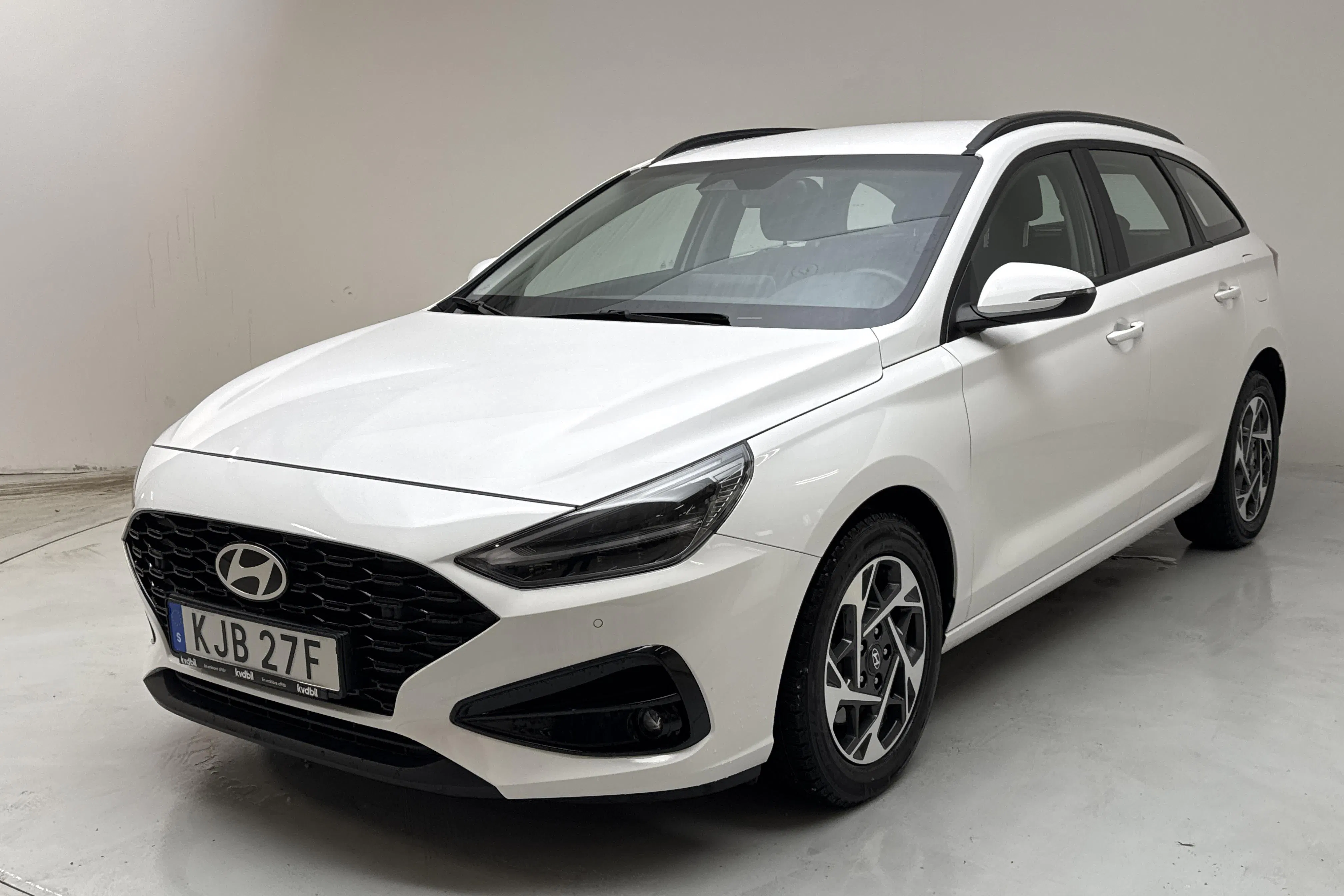 Presentationsfoto 1 av 13: Hyundai i30 kombi 1.0 T-GDi MHEV (100hk) - 2 883 mil - Automat - vit - 2025