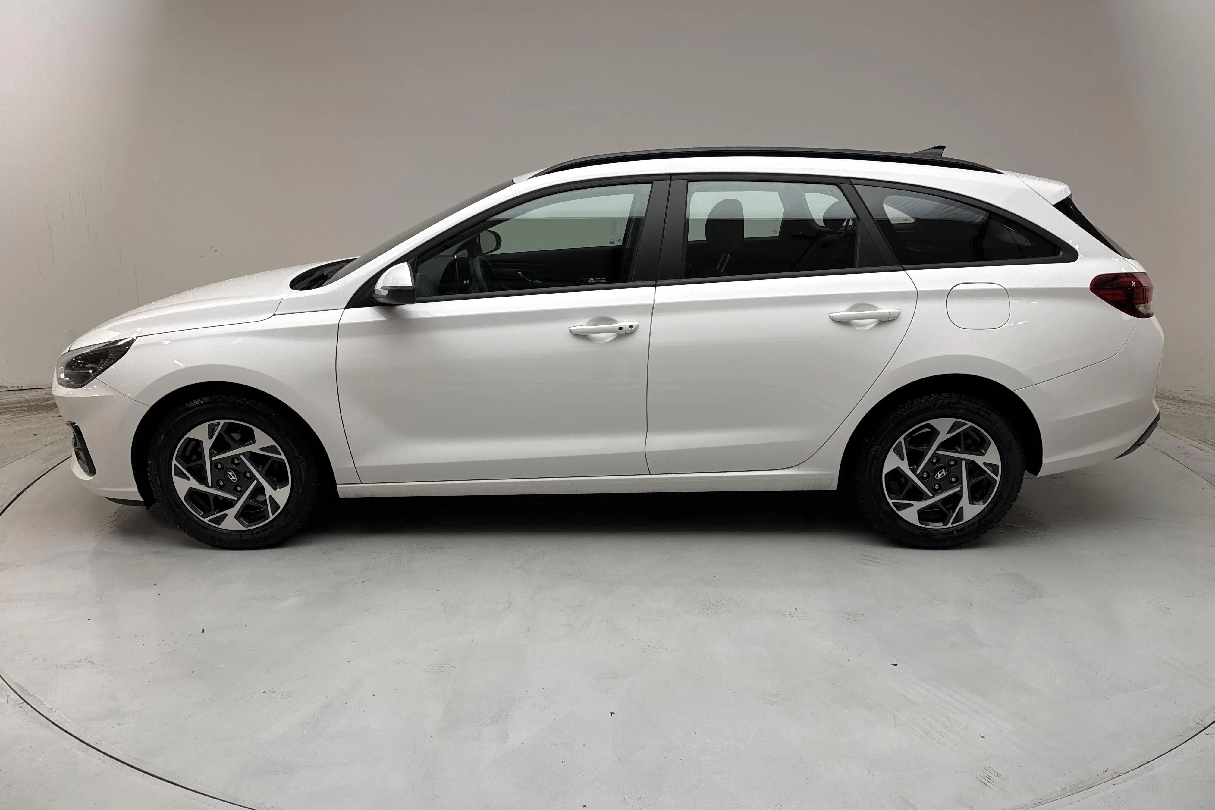 Presentationsfoto 2 av 13: Hyundai i30 kombi 1.0 T-GDi MHEV (100hk) - 2 883 mil - Automat - vit - 2025