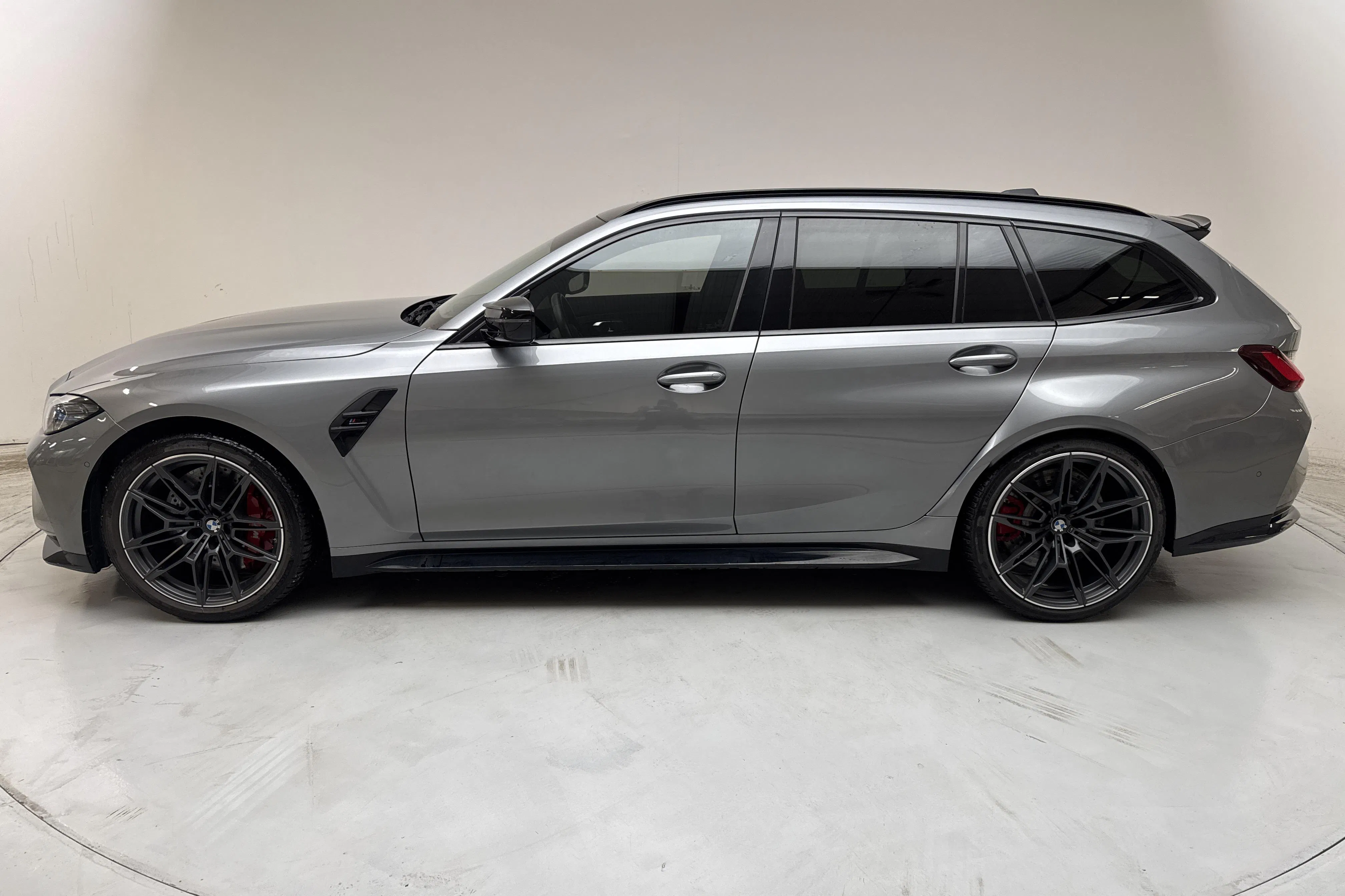 Presentationsfoto 2 av 21: BMW M3 Competition M xDrive Touring, G81 (510hk) - 2 862 mil - Automat - grå - 2024