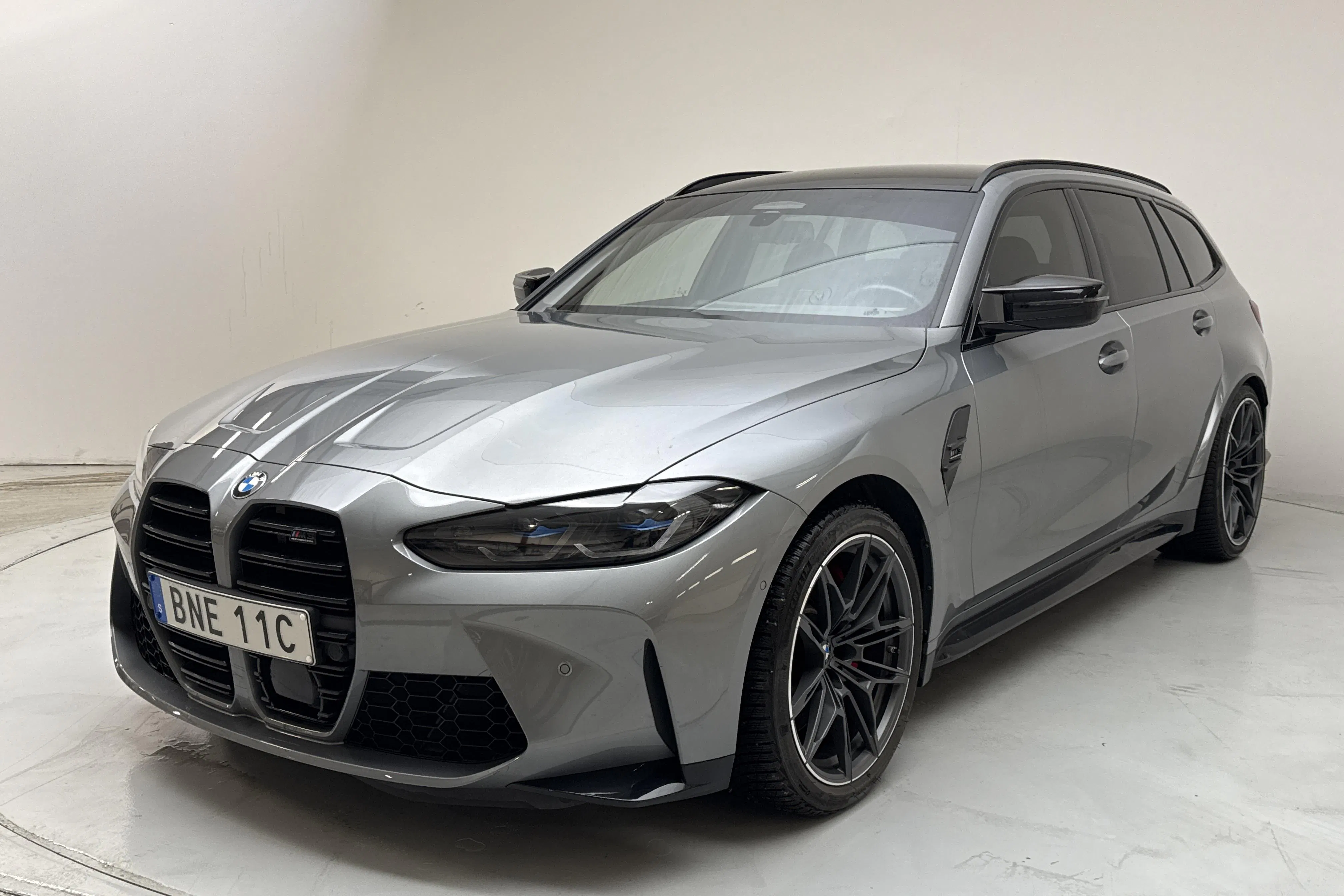 Presentationsfoto 1 av 21: BMW M3 Competition M xDrive Touring, G81 (510hk) - 2 862 mil - Automat - grå - 2024
