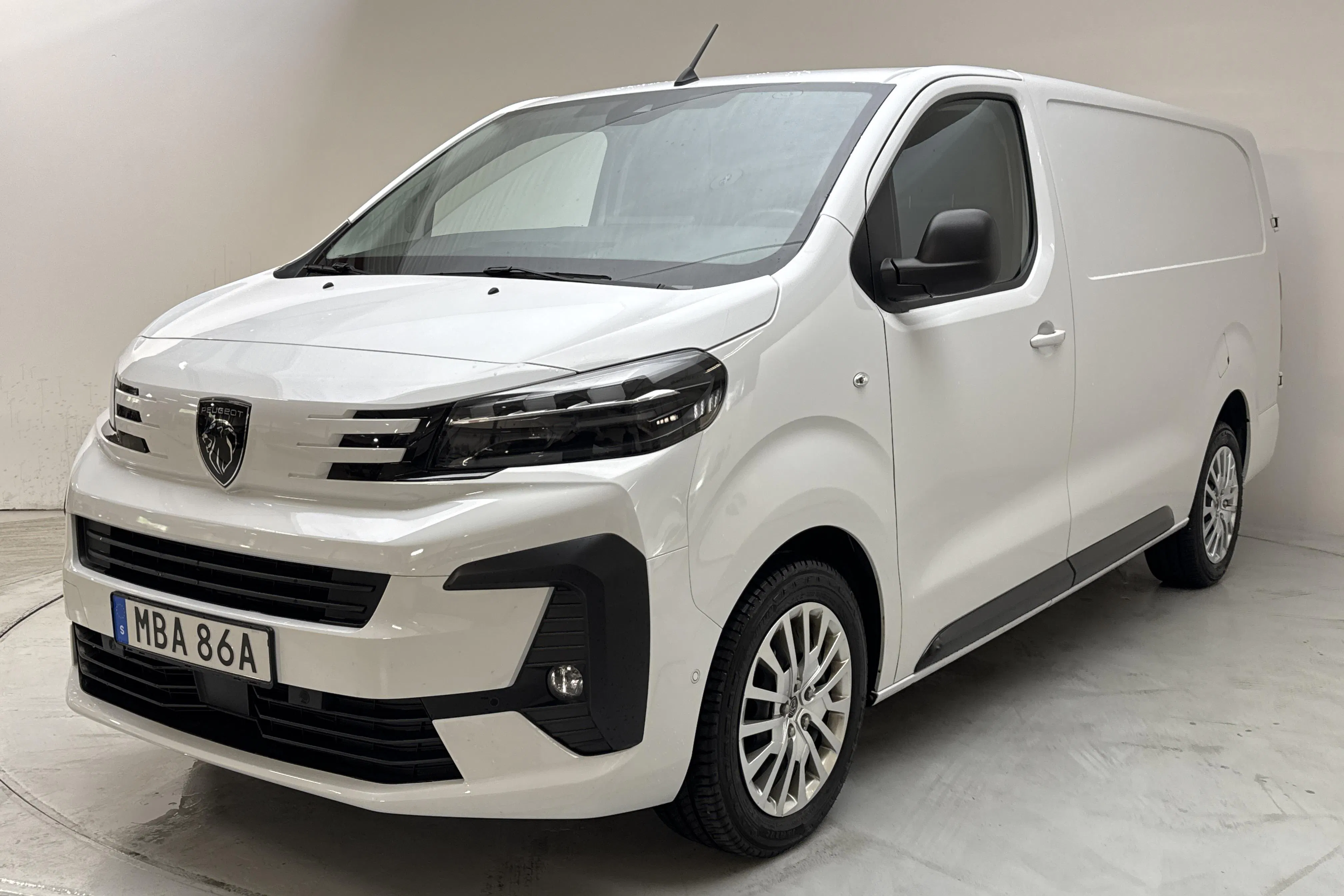 Presentationsfoto 1 av 13: Peugeot Expert BlueHDi Skåp (145hk) - 2 319 mil - Automat - vit - 2025