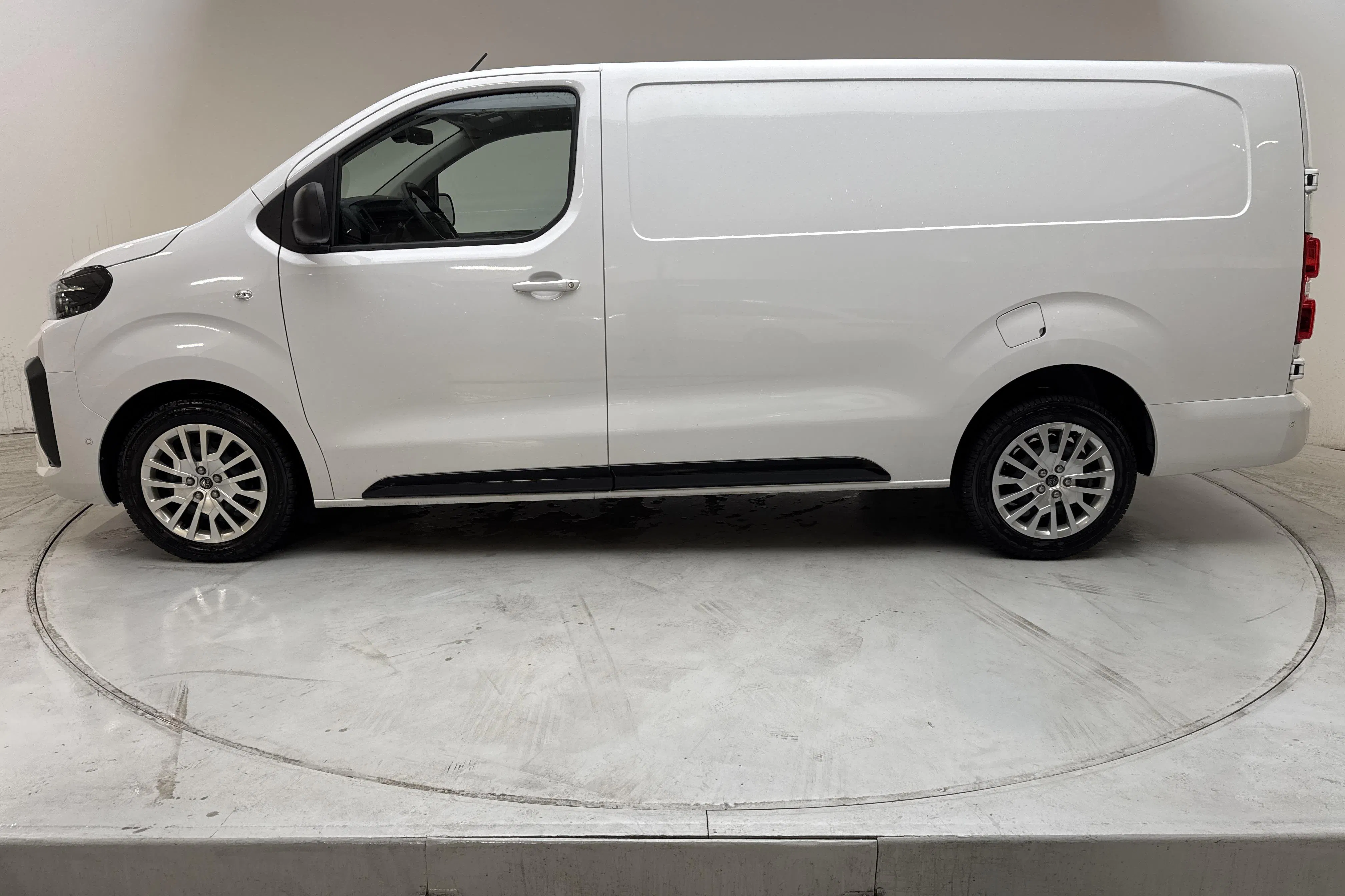 Presentationsfoto 2 av 13: Peugeot Expert BlueHDi Skåp (145hk) - 2 319 mil - Automat - vit - 2025