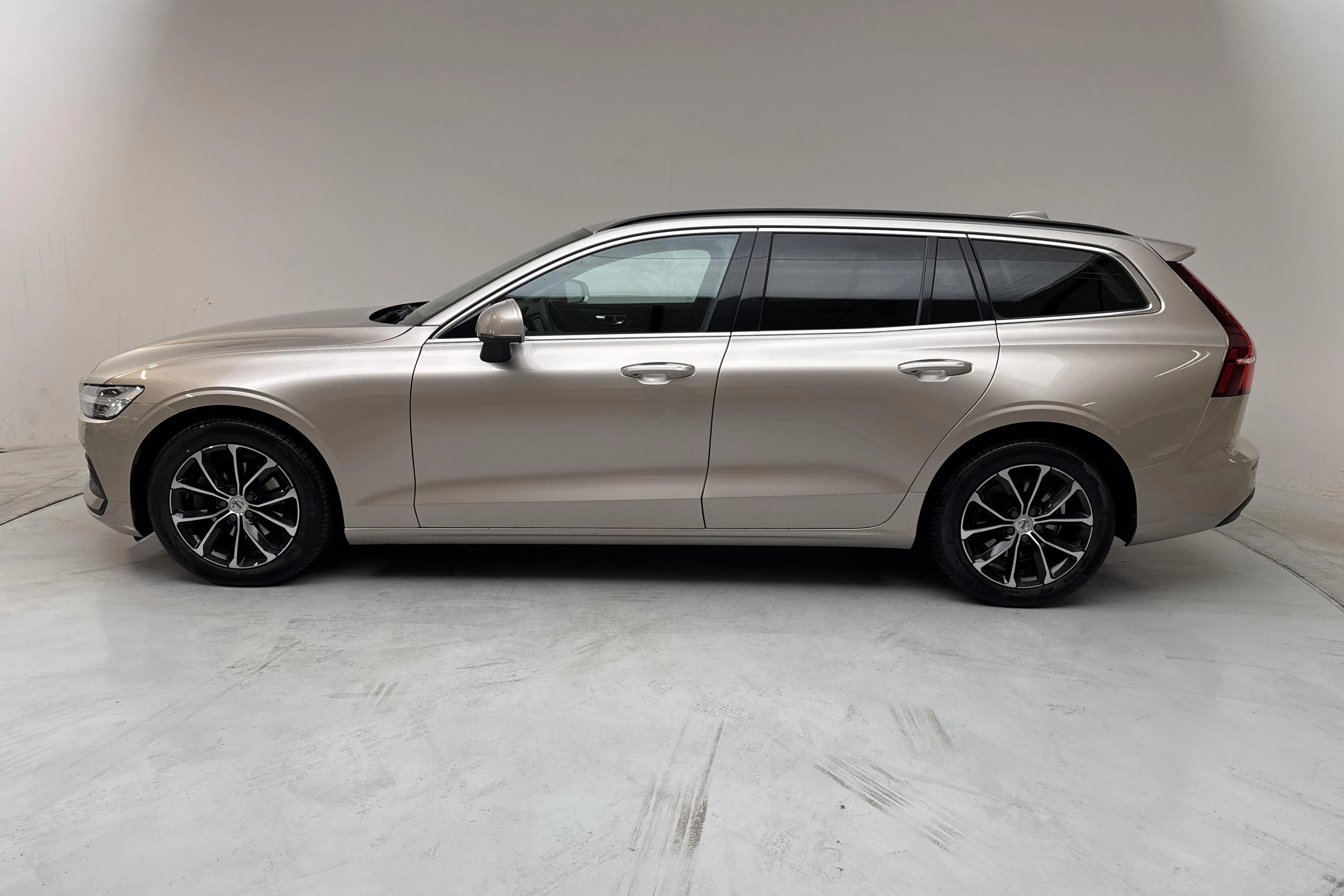 Presentationsfoto 2 av 14: Volvo V60 B4 Mildhybrid, Diesel (197hk) - 6 278 mil - Automat - Ljusgrå - 2024