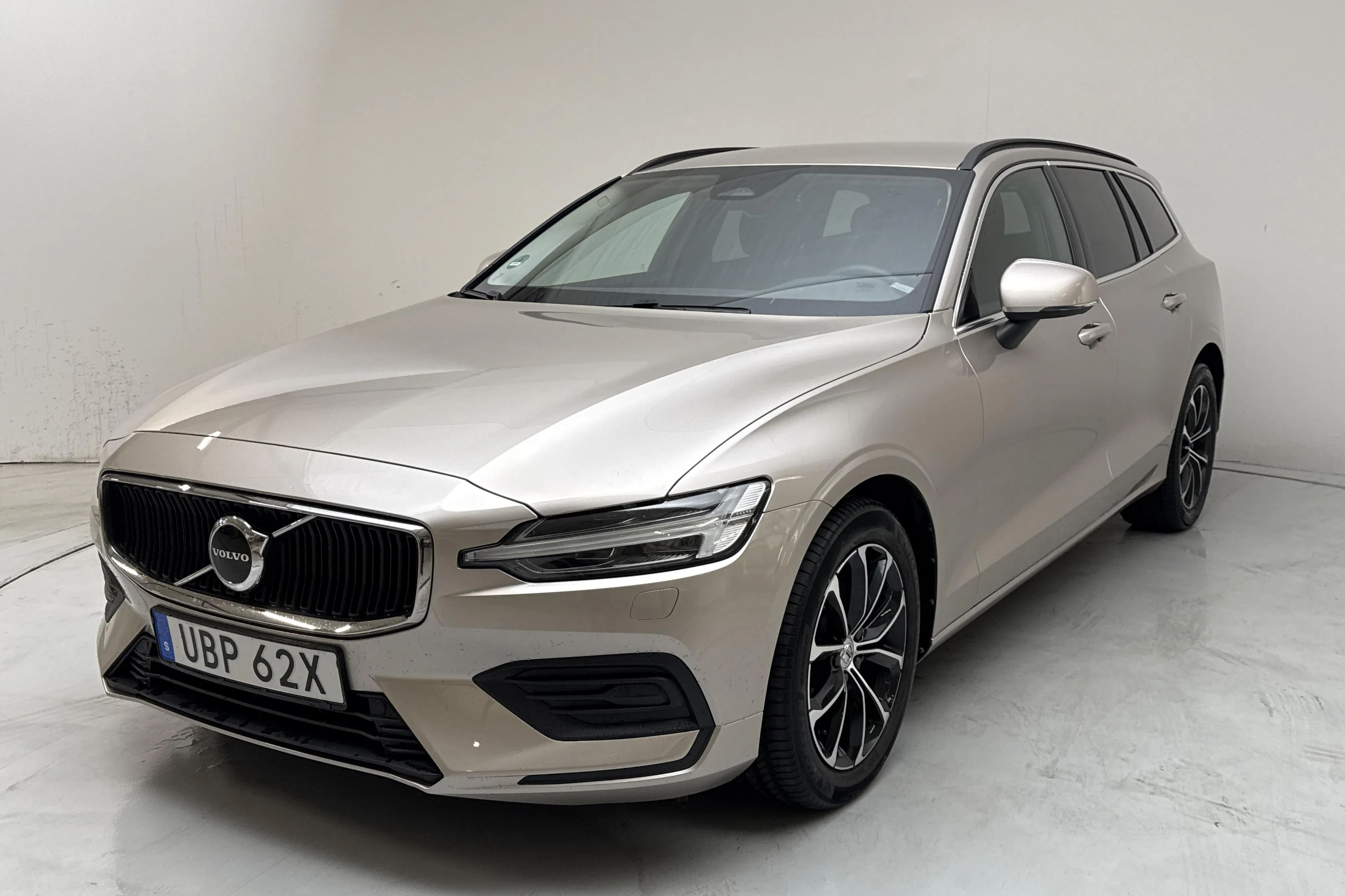 Presentationsfoto 1 av 14: Volvo V60 B4 Mildhybrid, Diesel (197hk) - 6 278 mil - Automat - Ljusgrå - 2024