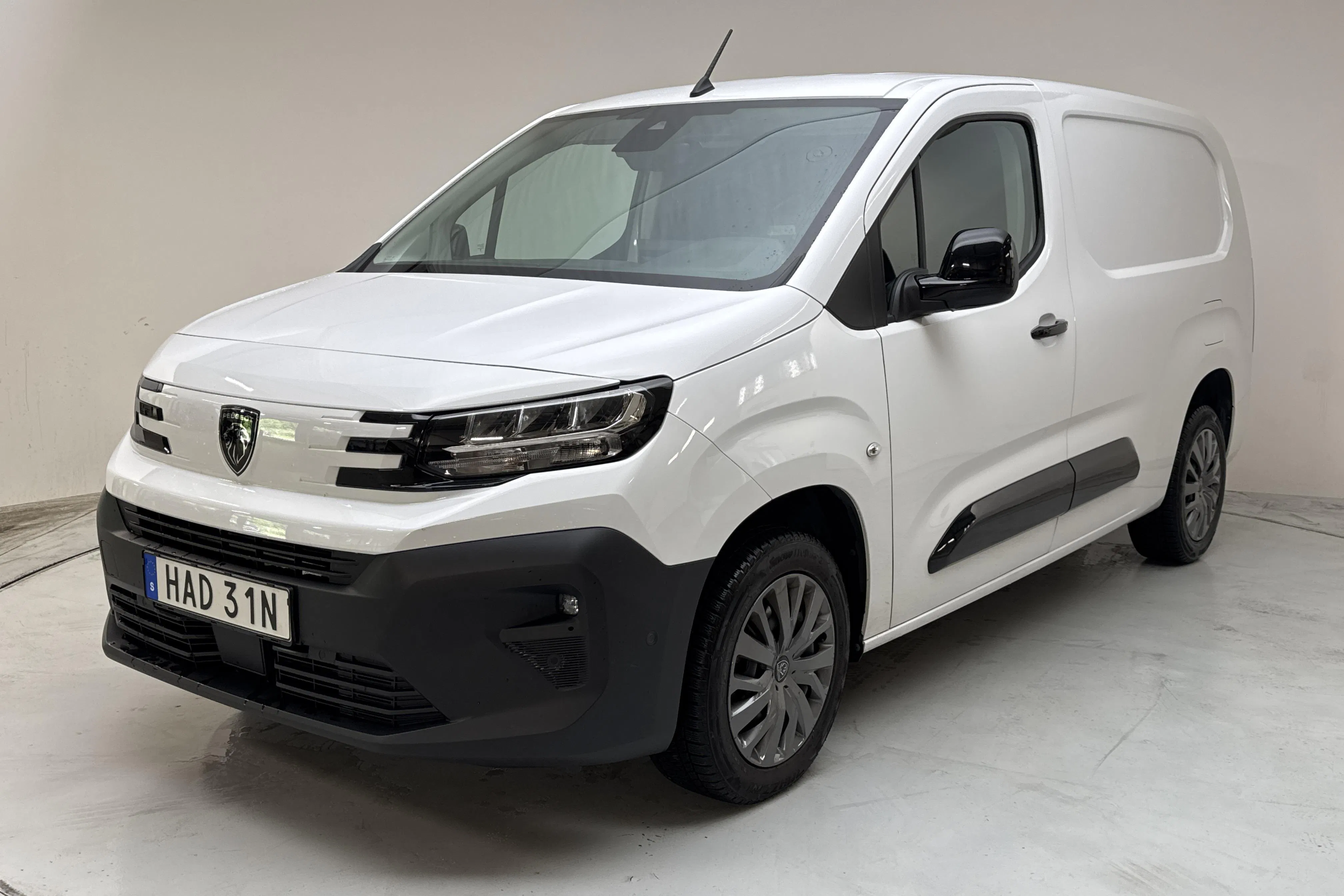 Presentation photo 1 of 12: Peugeot Partner 1.5 BlueHDi (130hk) - 16 480 km - Automatic - white - 2025