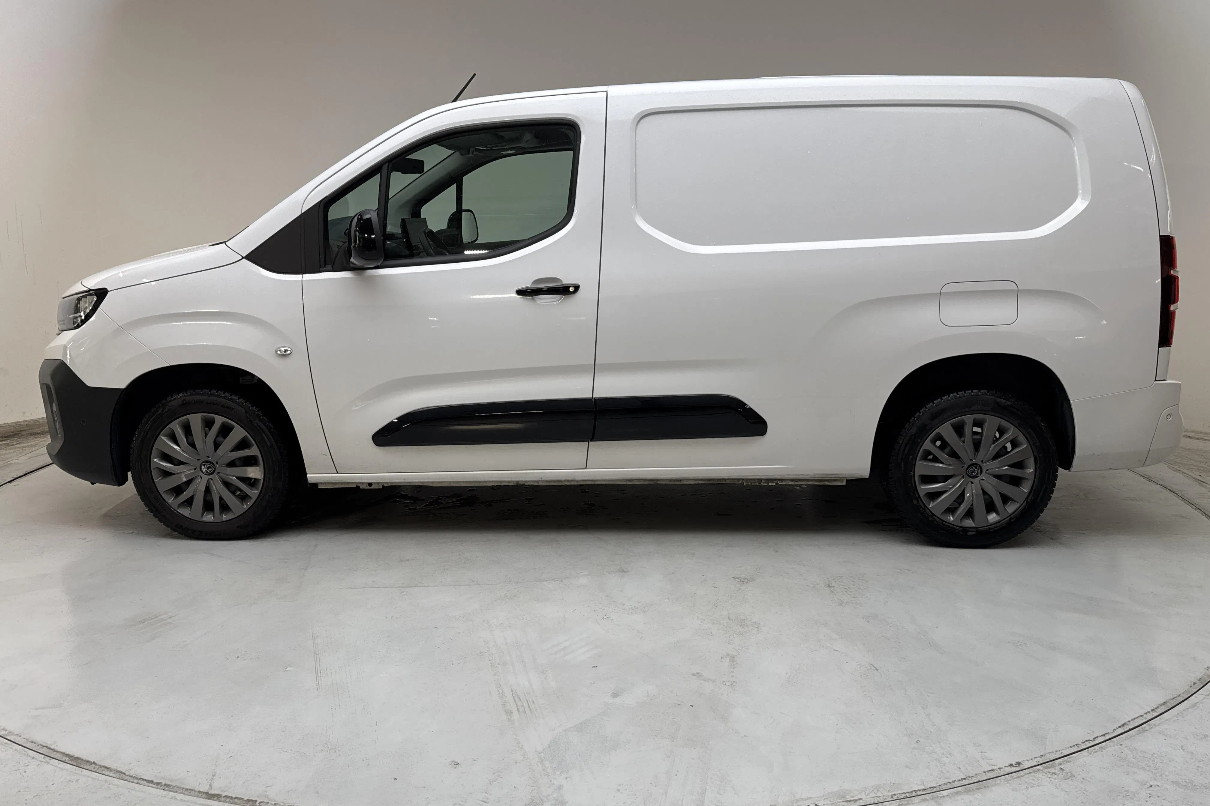 Presentation photo 2 of 12: Peugeot Partner 1.5 BlueHDi (130hk) - 16 480 km - Automatic - white - 2025