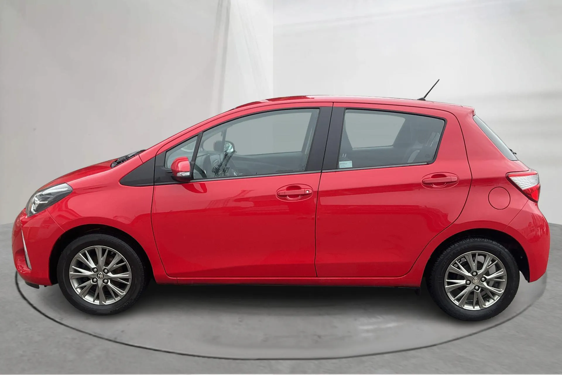 Presentationsfoto 2 av 13: Toyota Yaris 1.5 5dr (111hk) - 7 293 mil - Manuell - röd - 2019