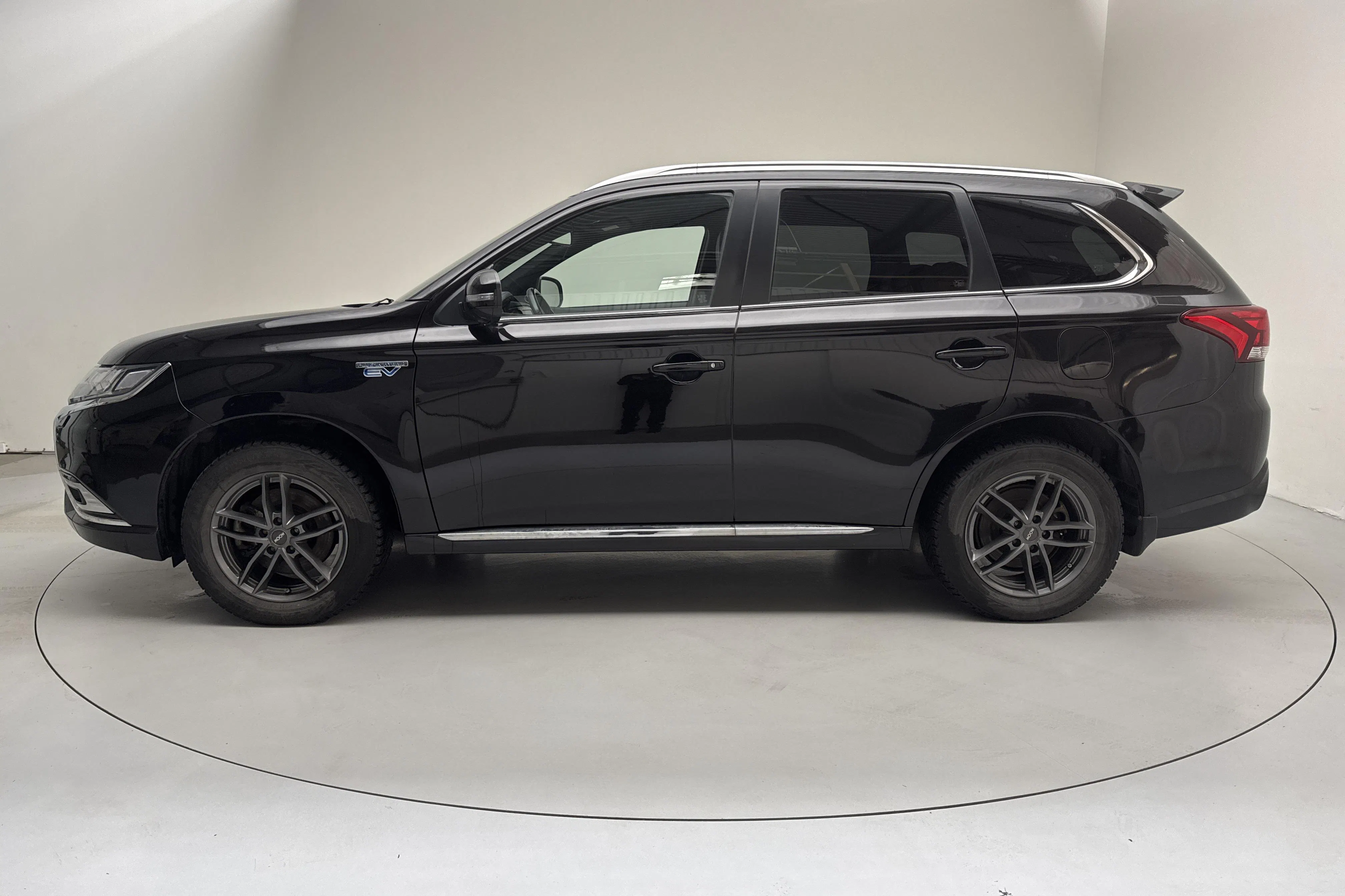 Presentation photo 2 of 17: Mitsubishi Outlander 2.4 Plug-in Hybrid 4WD (136hk) - 99 530 km - Automatic - black - 2019