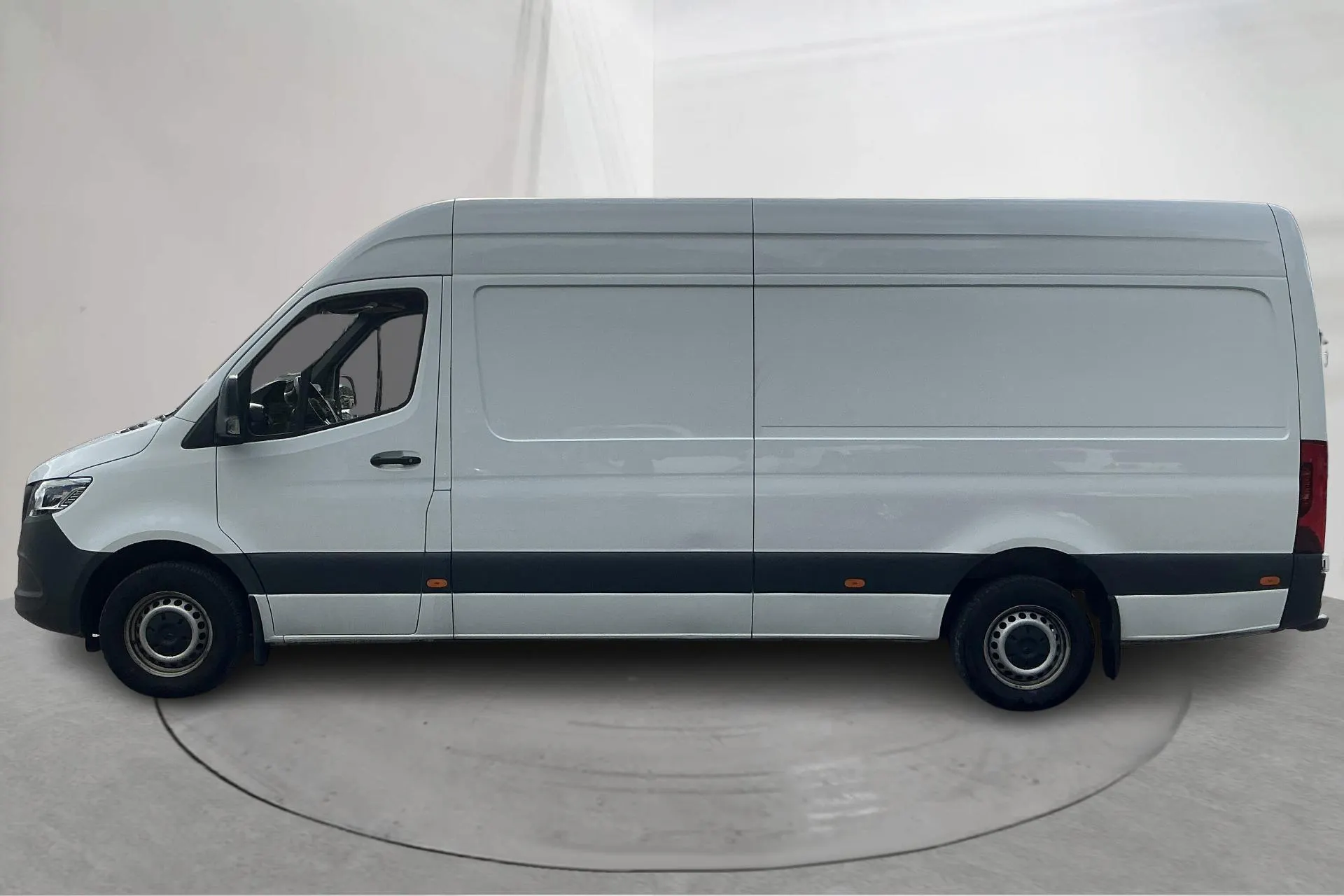 Presentationsfoto 2 av 12: Mercedes Sprinter 317 CDI Skåp RWD (170hk) - 3 323 mil - Automat - vit - 2024