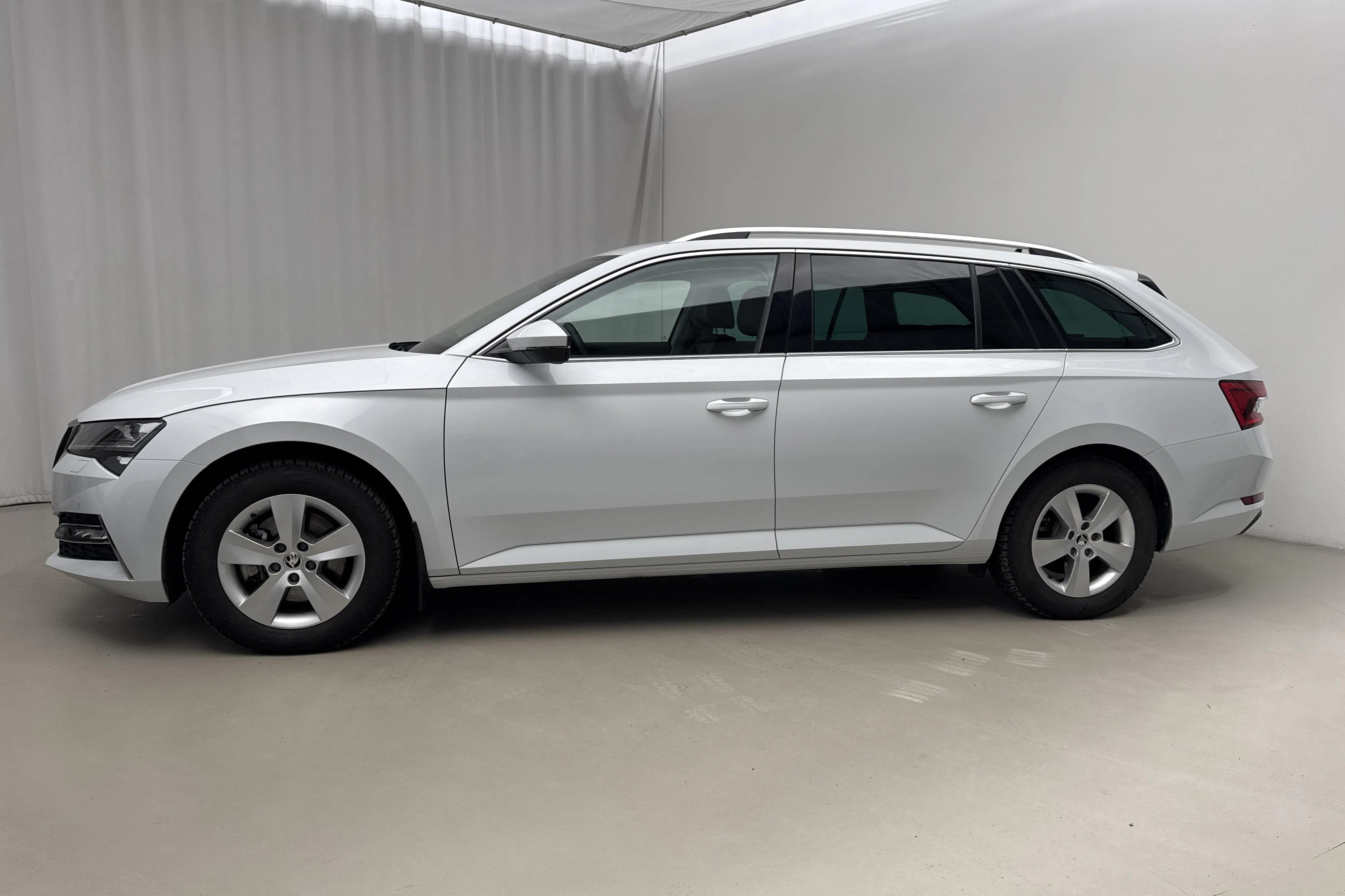 Presentationsfoto 2 av 21: Skoda Superb 1.4 TSI PHEV Kombi (218hk) - 1 250 mil - Automat - vit - 2023