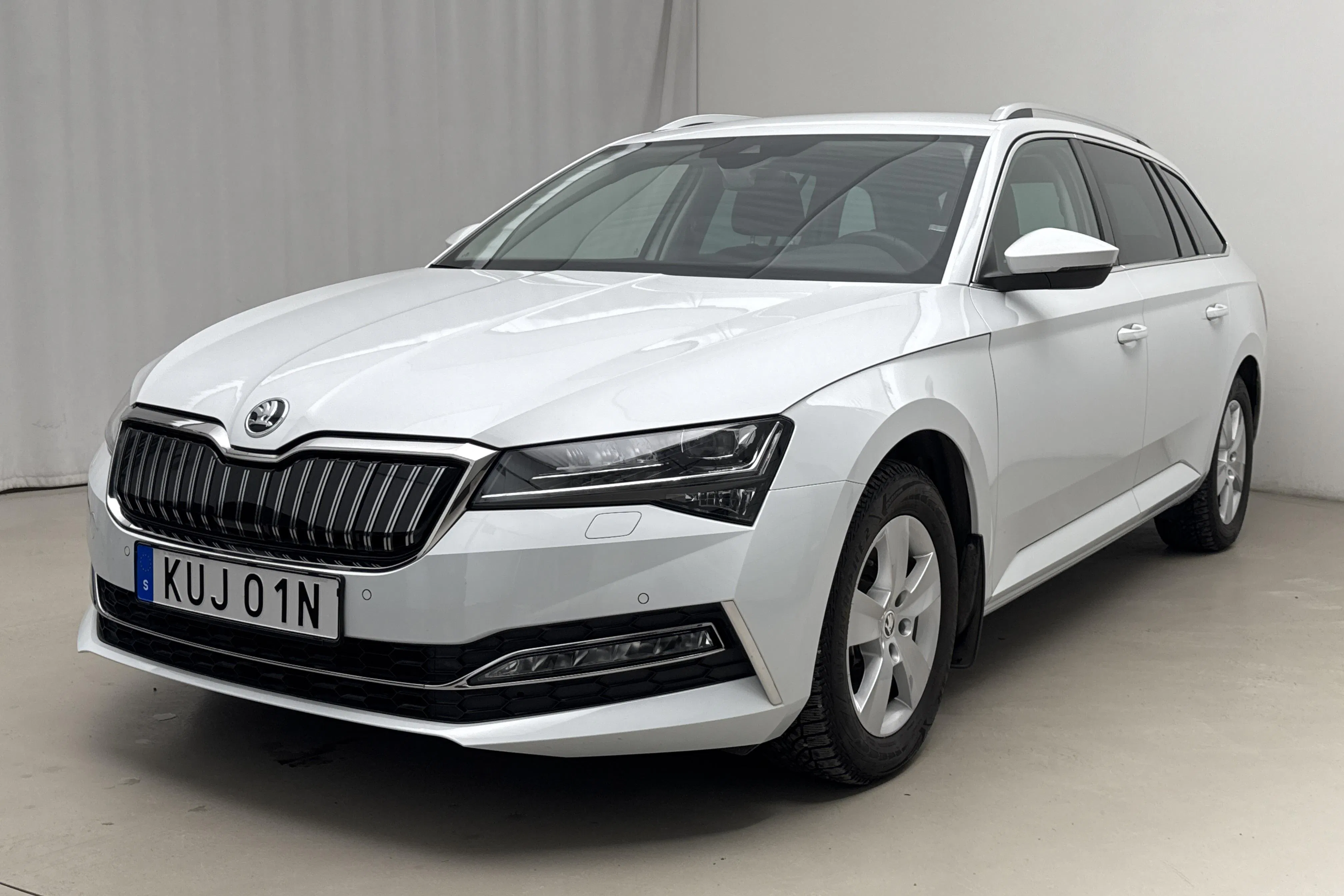 Presentationsfoto 1 av 21: Skoda Superb 1.4 TSI PHEV Kombi (218hk) - 1 250 mil - Automat - vit - 2023