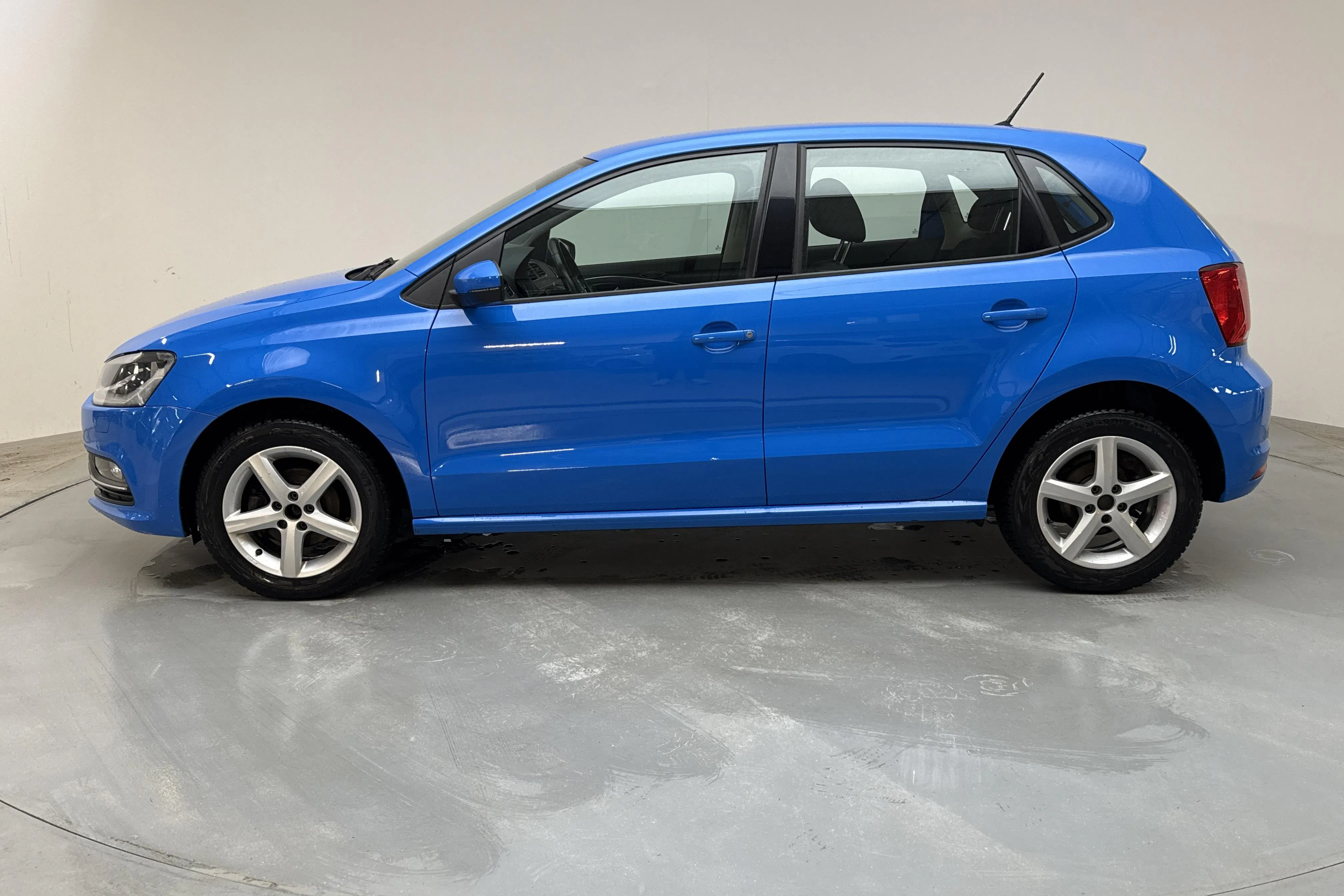 Presentation photo 2 of 12: VW Polo 1.2 TSI 5dr (90hk) - 105 440 km - Manual - blue - 2016