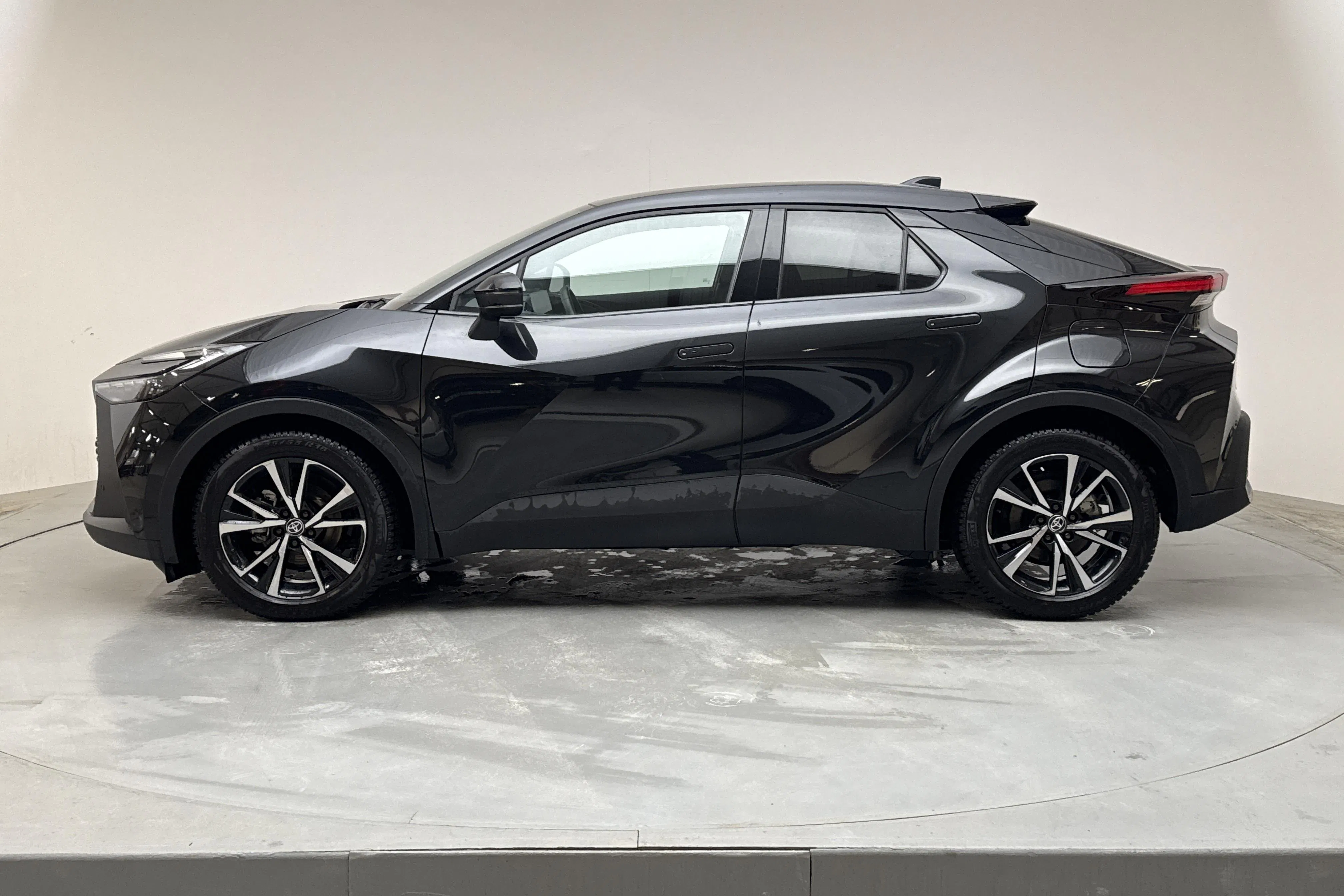 Presentationsfoto 2 av 17: Toyota C-HR Hybrid 1.8 (140hk) - 1 956 mil - Automat - svart - 2025