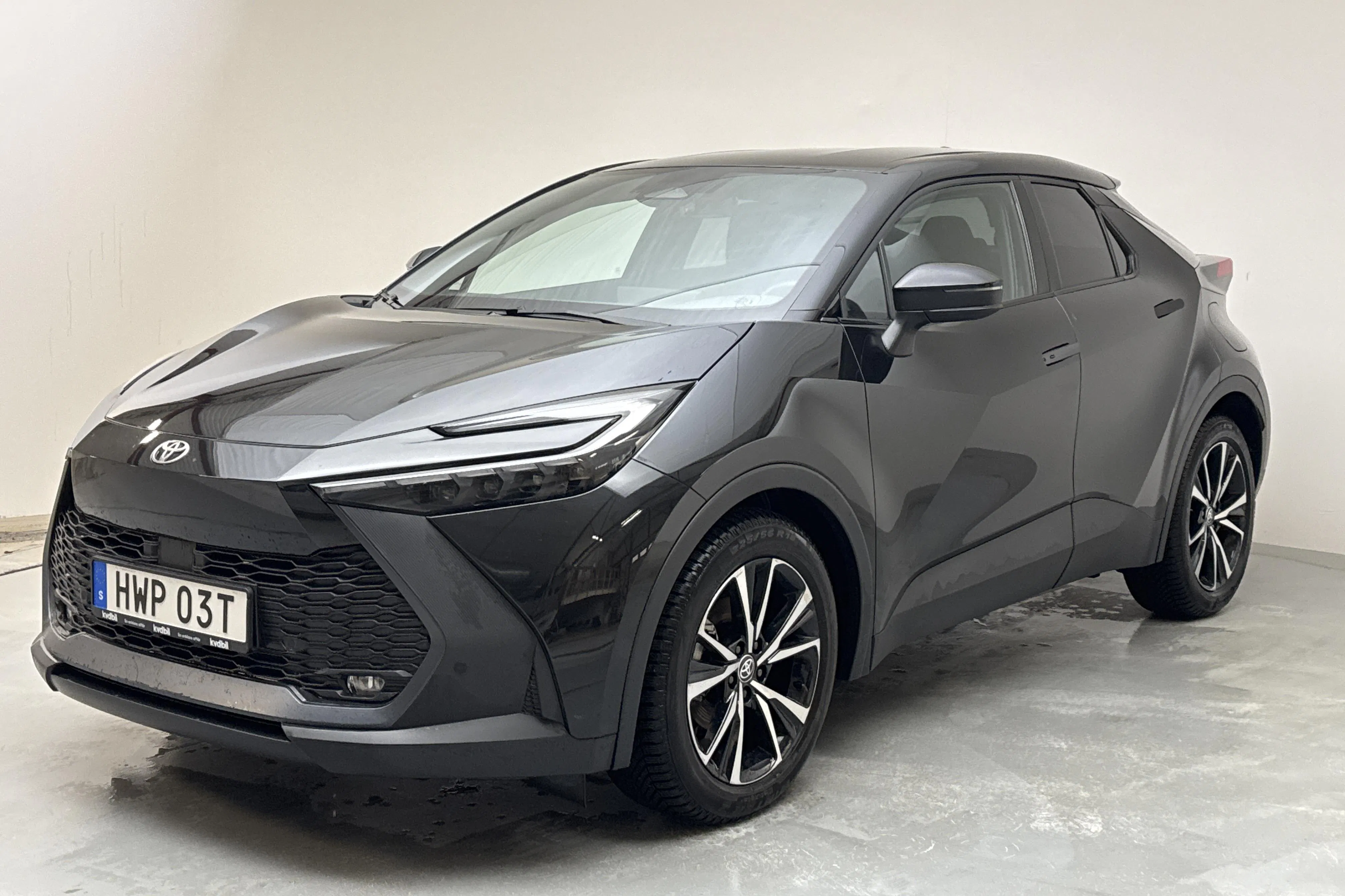 Presentationsfoto 1 av 17: Toyota C-HR Hybrid 1.8 (140hk) - 1 956 mil - Automat - svart - 2025