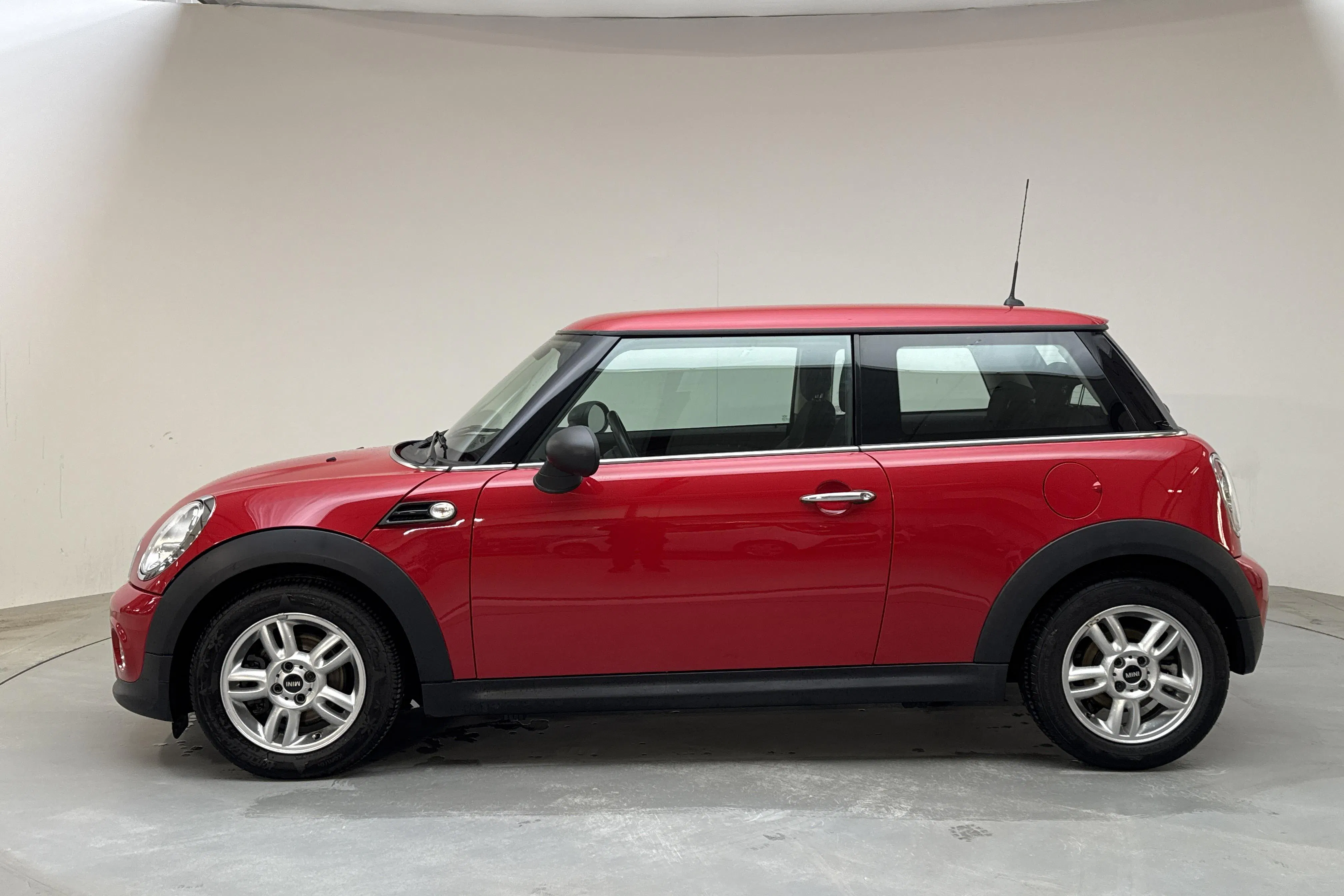 Presentationsfoto 2 av 12: MINI One (98hk) - 5 674 mil - Manuell - röd - 2014
