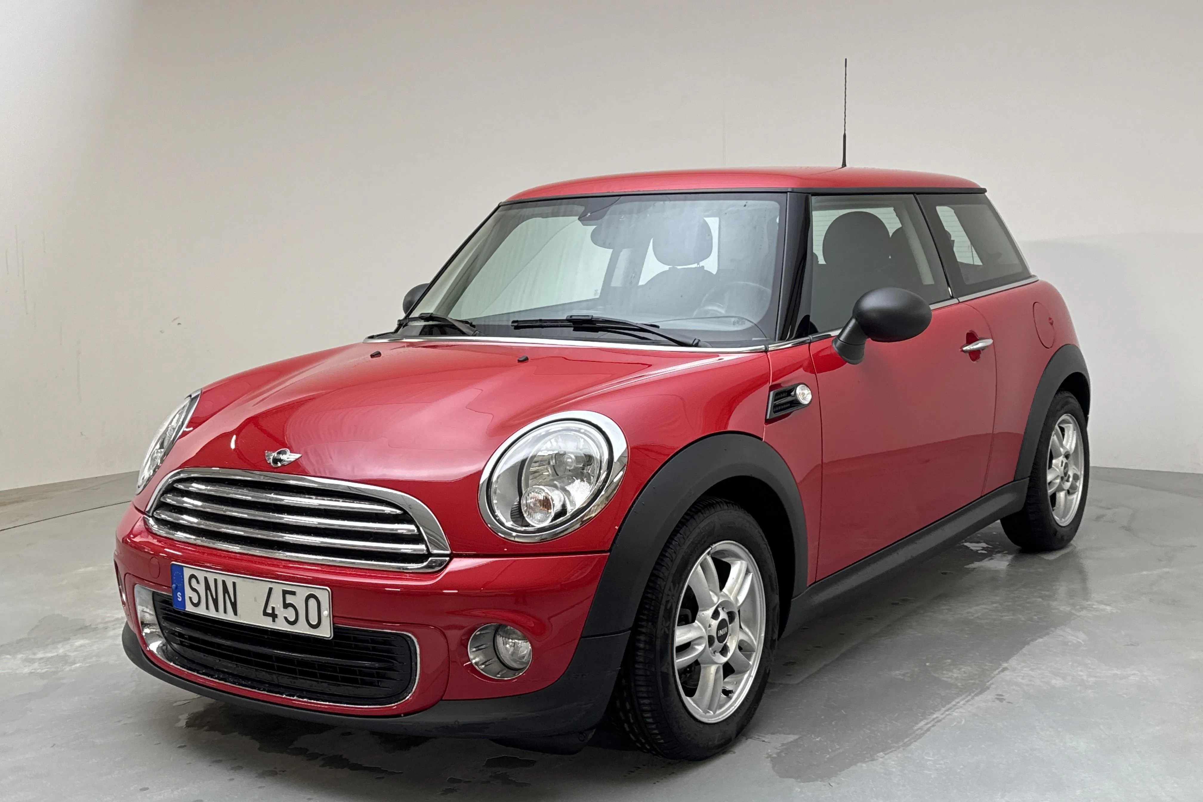 Presentationsfoto 1 av 12: MINI One (98hk) - 5 674 mil - Manuell - röd - 2014