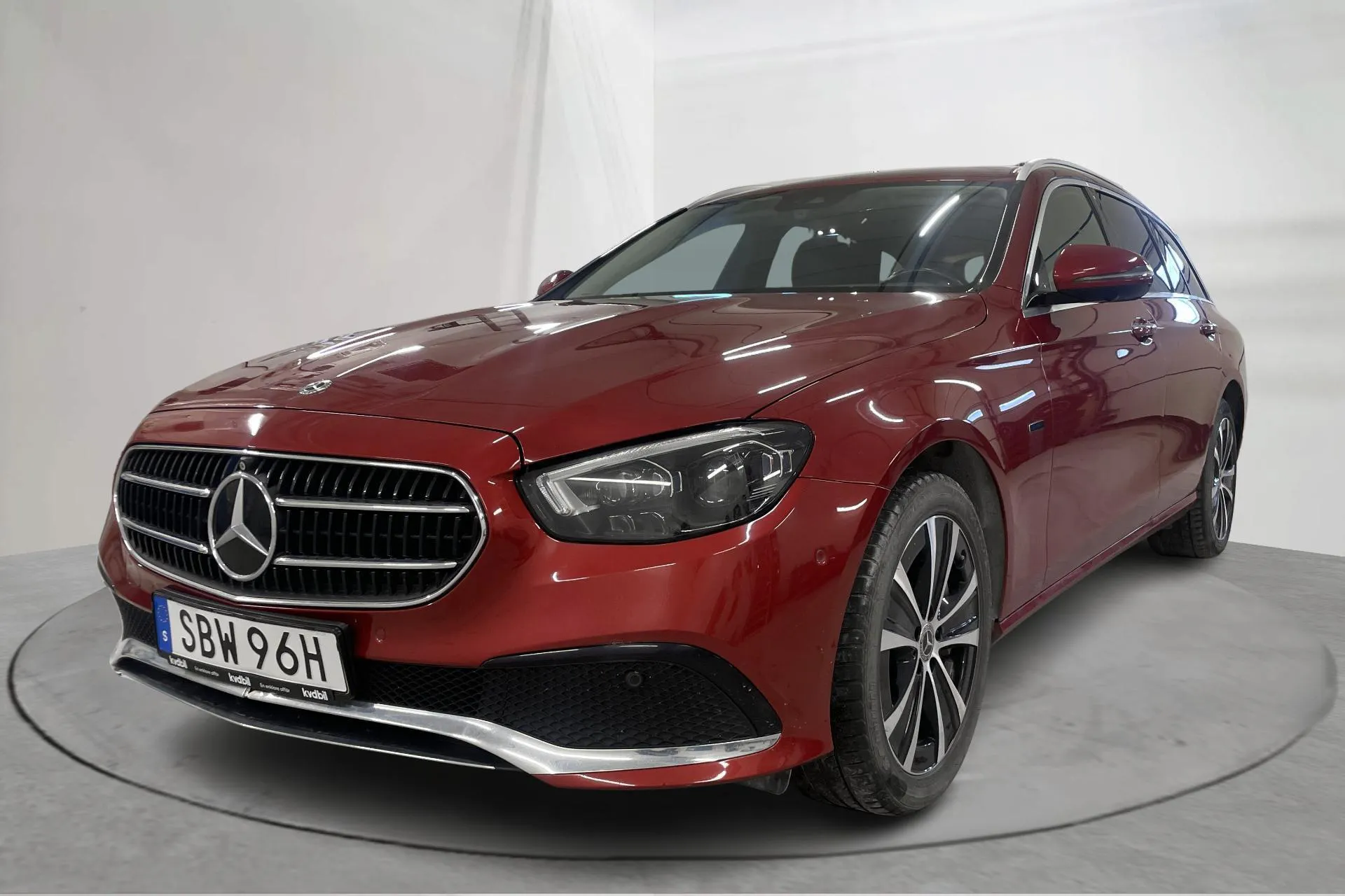 Presentationsfoto 1 av 22: Mercedes E 300 de Kombi 4MATIC S213 (306hk) - 6 624 mil - Automat - röd - 2021