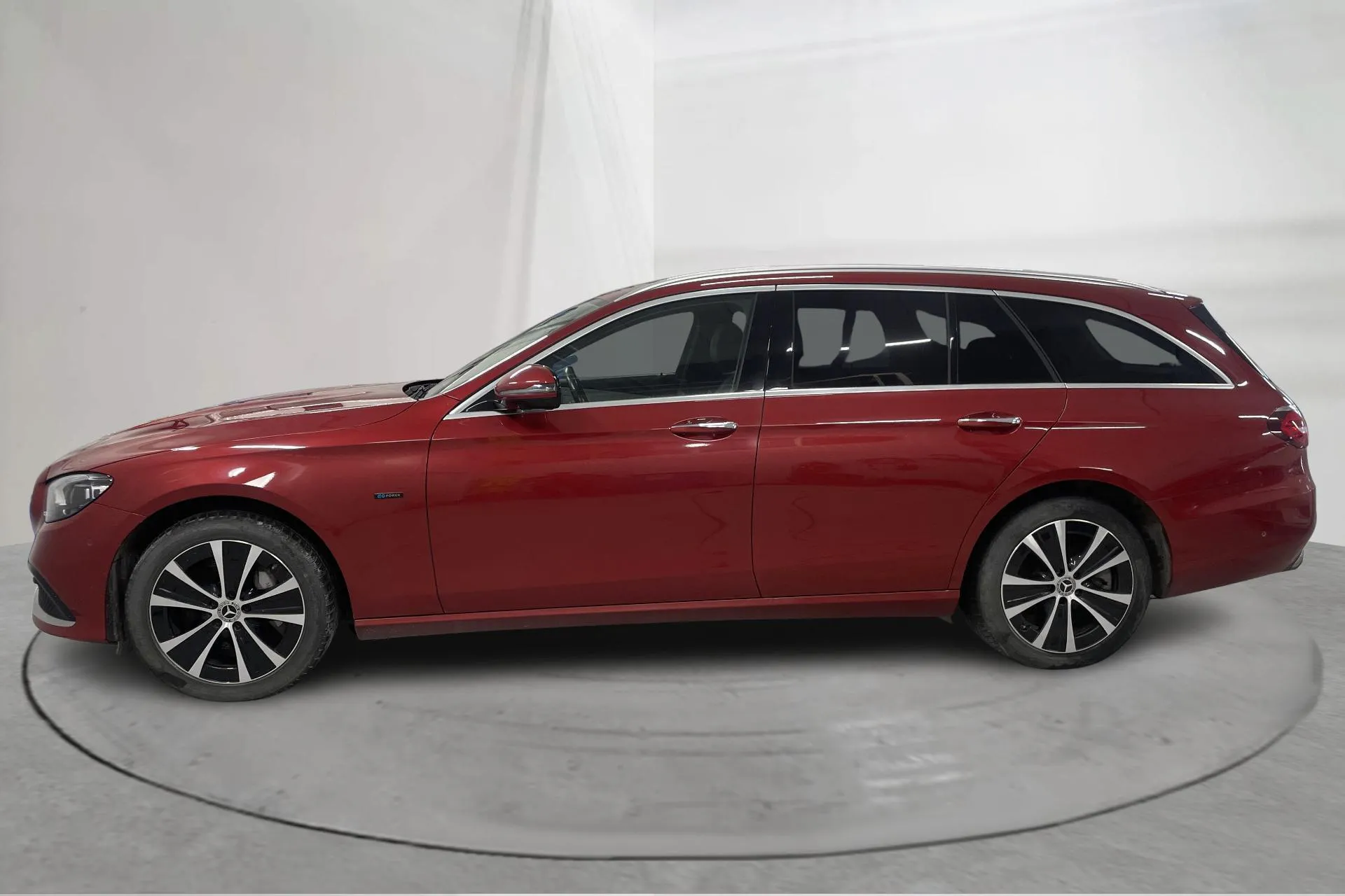 Presentationsfoto 2 av 22: Mercedes E 300 de Kombi 4MATIC S213 (306hk) - 6 624 mil - Automat - röd - 2021