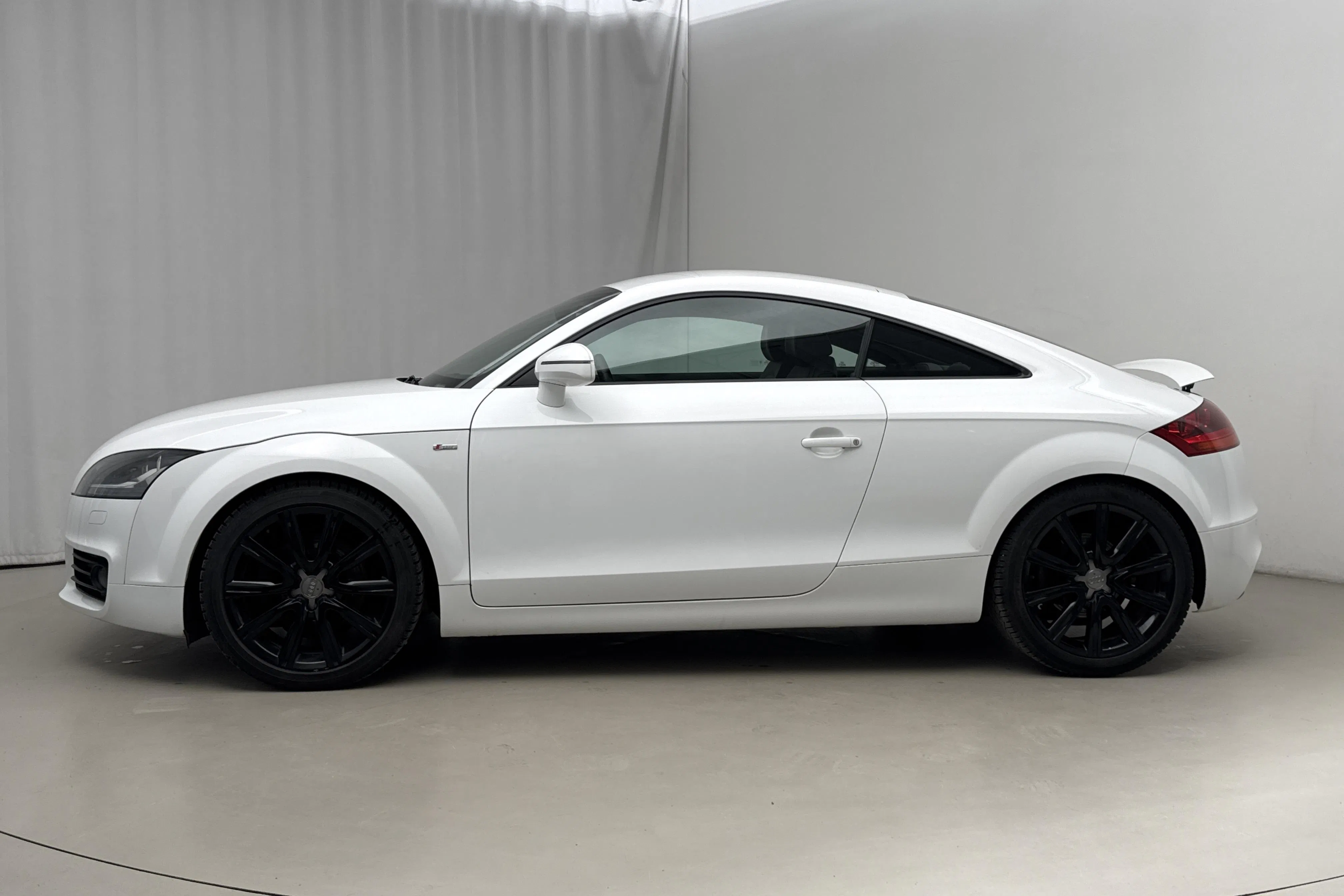 Presentationsfoto 2 av 18: Audi TT 1.8 TFSI Coupé (160hk) - 12 519 mil - Manuell - vit - 2012