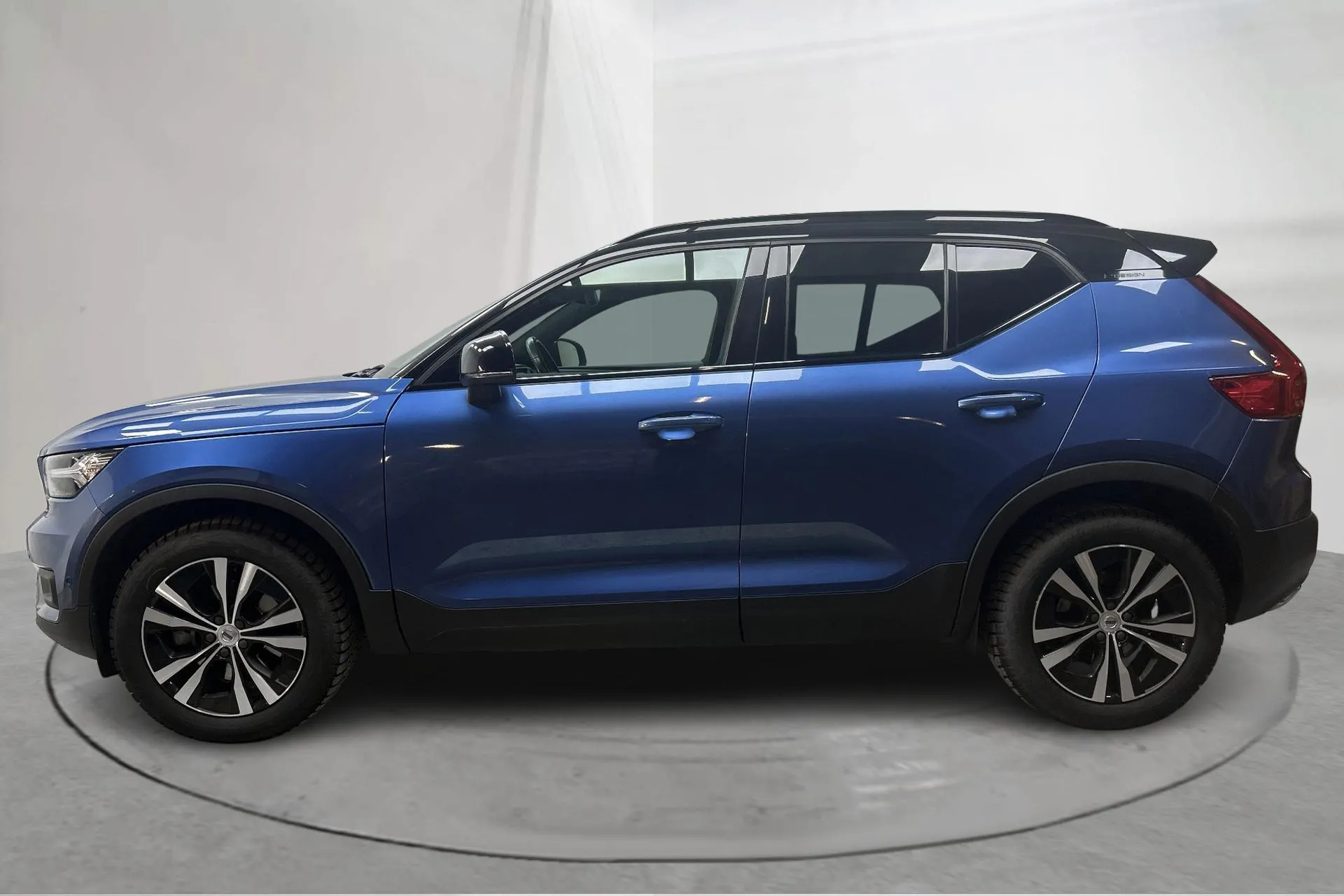 Presentationsfoto 2 av 19: Volvo XC40 T5 AWD (247hk) - 8 517 mil - Automat - Dark Blue - 2019