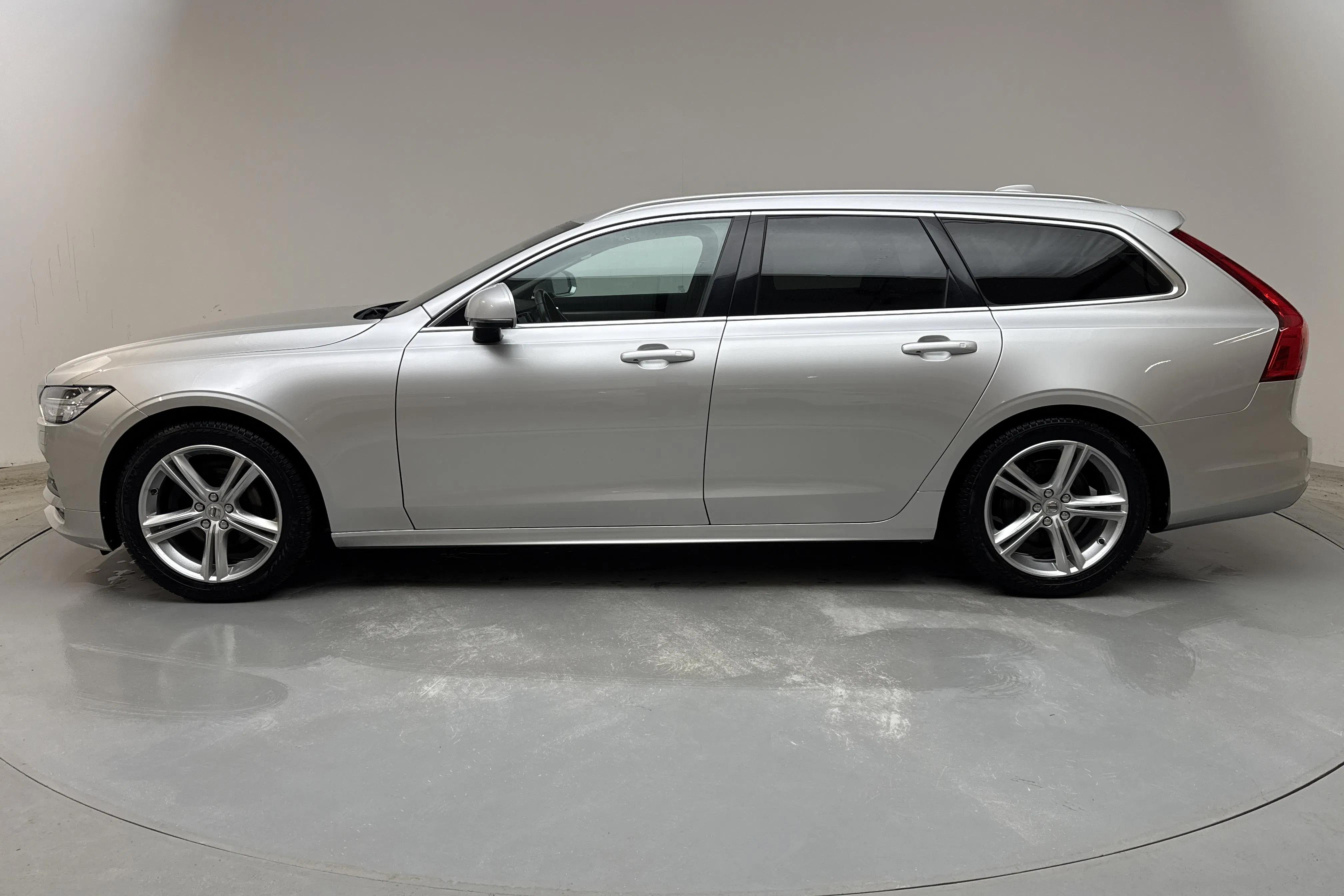 Presentationsfoto 2 av 15: Volvo V90 D4 (190hk) - 20 329 mil - Automat - silver - 2019