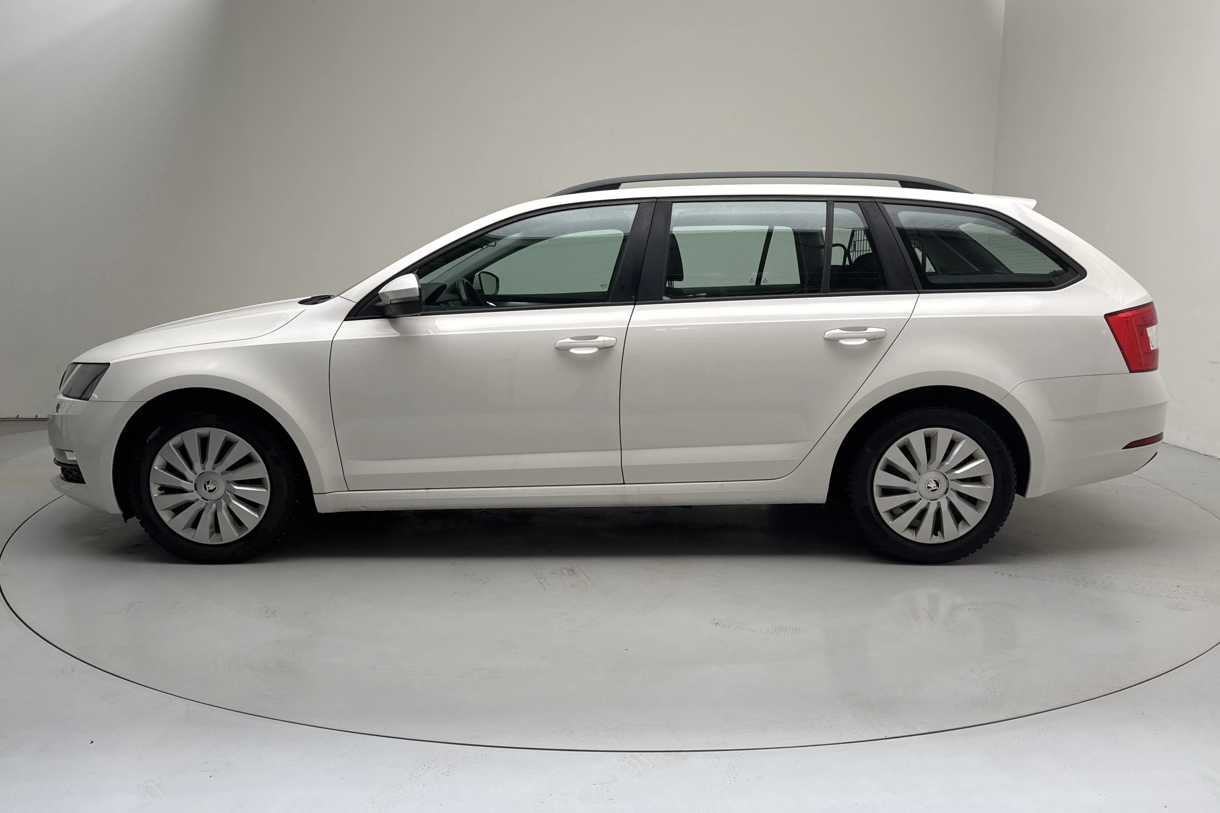 Presentationsfoto 2 av 13: Skoda Octavia III 1.6 TDI Combi (115hk) - 4 668 mil - Automat - vit - 2018