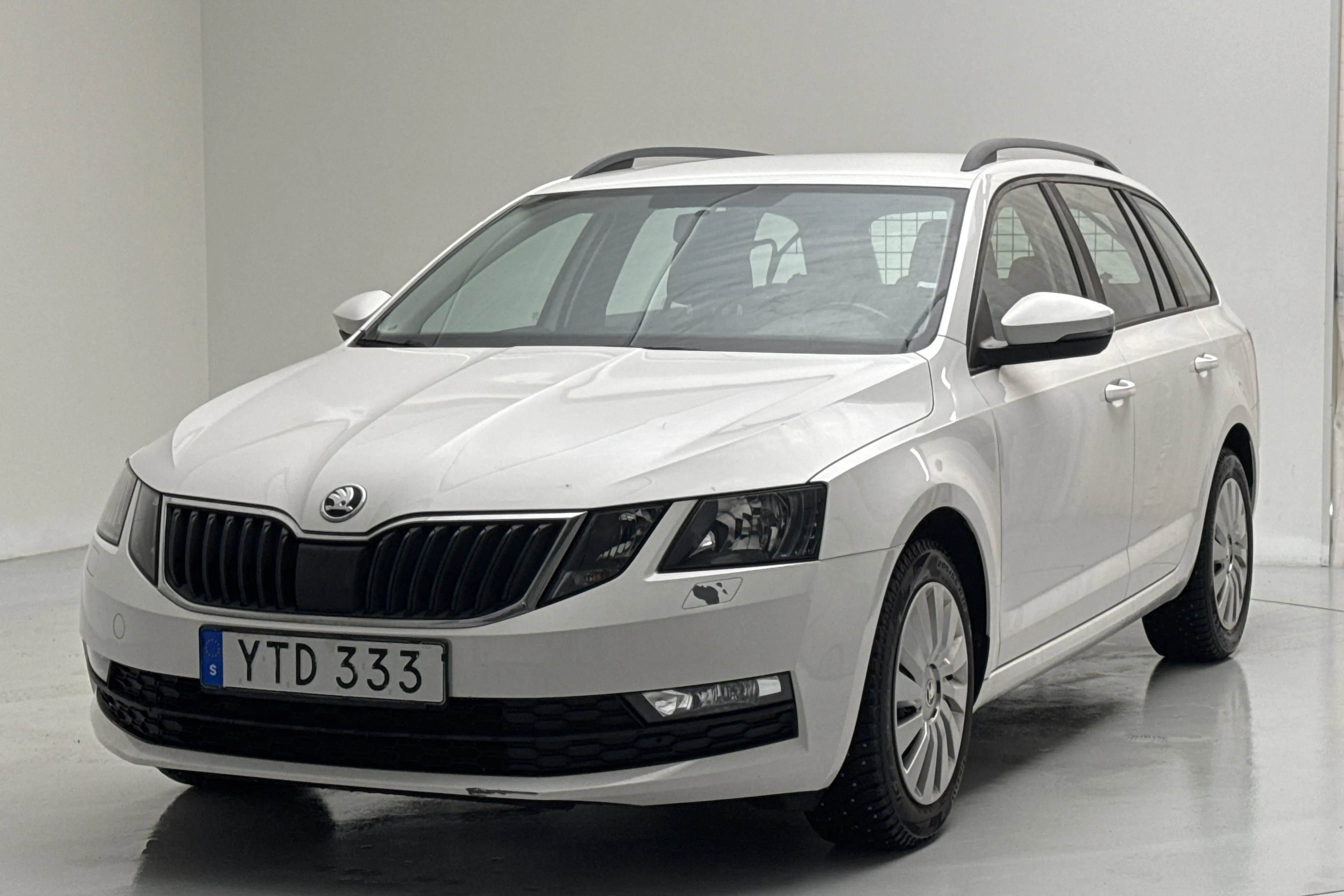 Presentationsfoto 1 av 13: Skoda Octavia III 1.6 TDI Combi (115hk) - 4 668 mil - Automat - vit - 2018