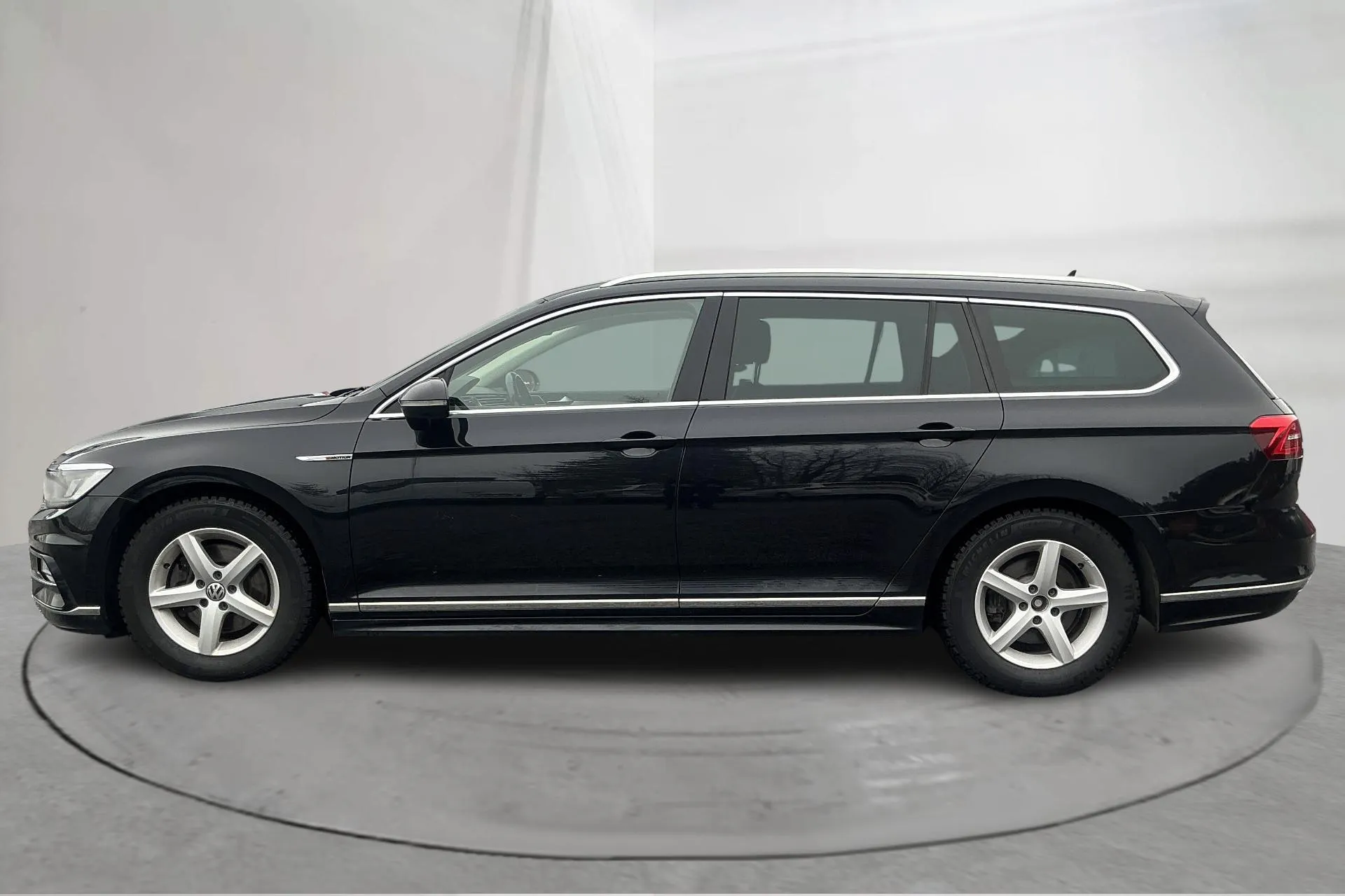 Presentationsfoto 2 av 15: VW Passat 2.0 TDI Sportscombi 4MOTION (190hk) - 24 760 mil - Automat - svart - 2017