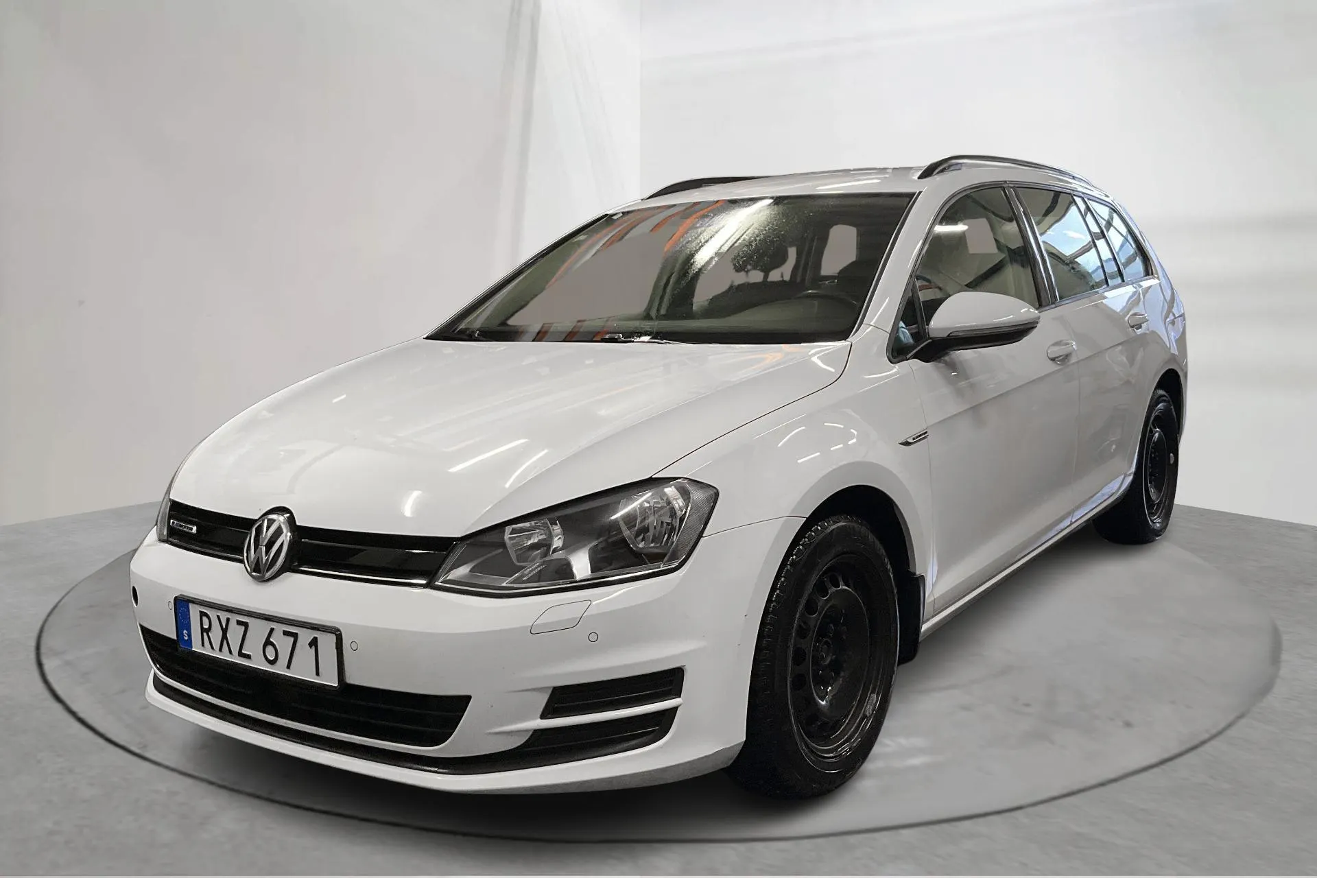 Presentationsfoto 1 av 13: VW Golf VII 1.4 TGI BlueMotion Sportscombi (110hk) - 14 474 mil - Manuell - vit - 2015