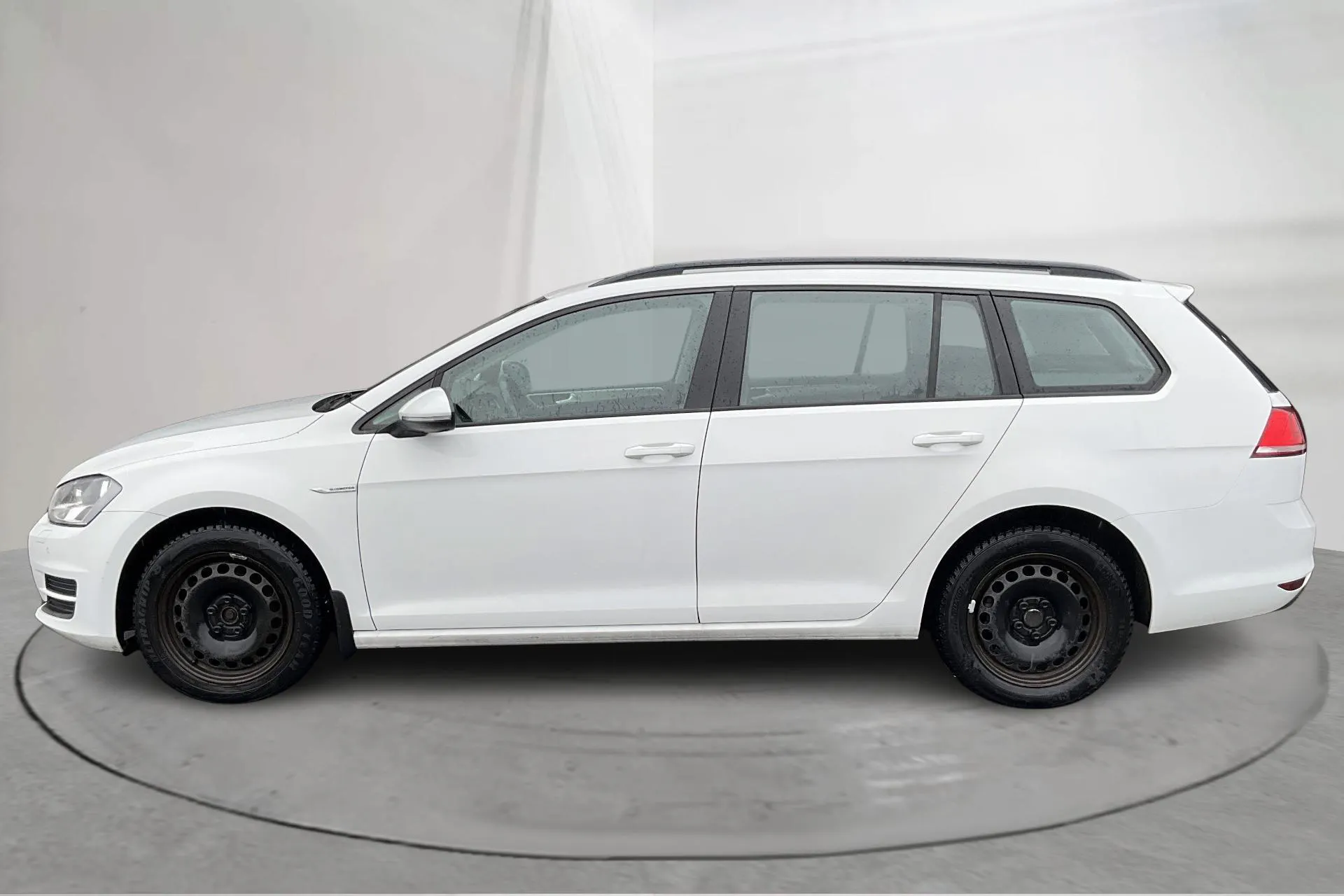 Presentationsfoto 2 av 13: VW Golf VII 1.4 TGI BlueMotion Sportscombi (110hk) - 14 474 mil - Manuell - vit - 2015