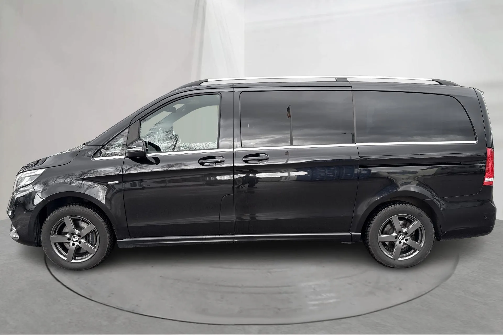 Presentationsfoto 2 av 21: Mercedes V 250 d 4MATIC W447 (190hk) - 17 770 mil - Automat - svart - 2017