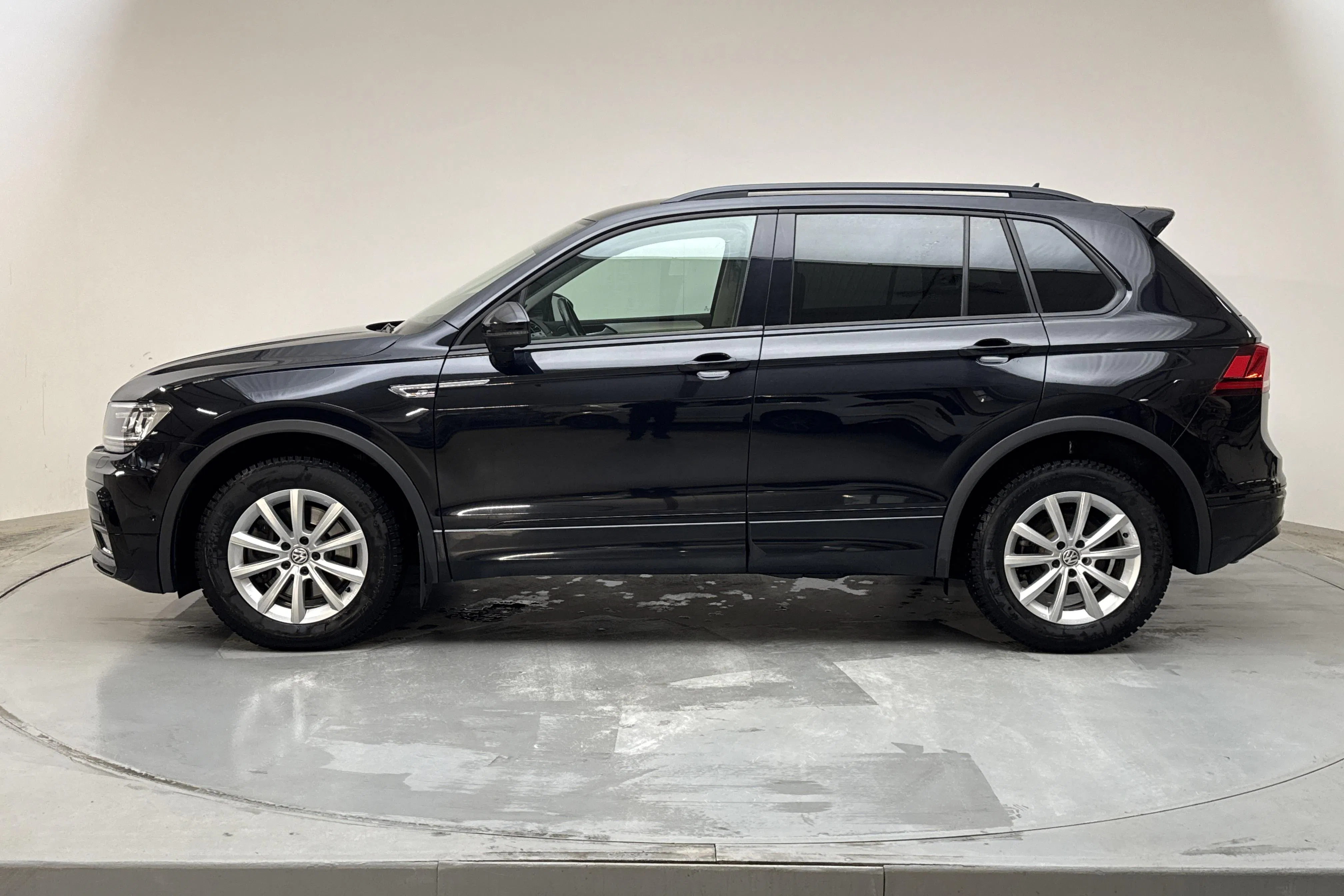 Presentationsfoto 2 av 19: VW Tiguan 2.0 TSI 4MOTION (190hk) - 9 515 mil - Automat - svart - 2020