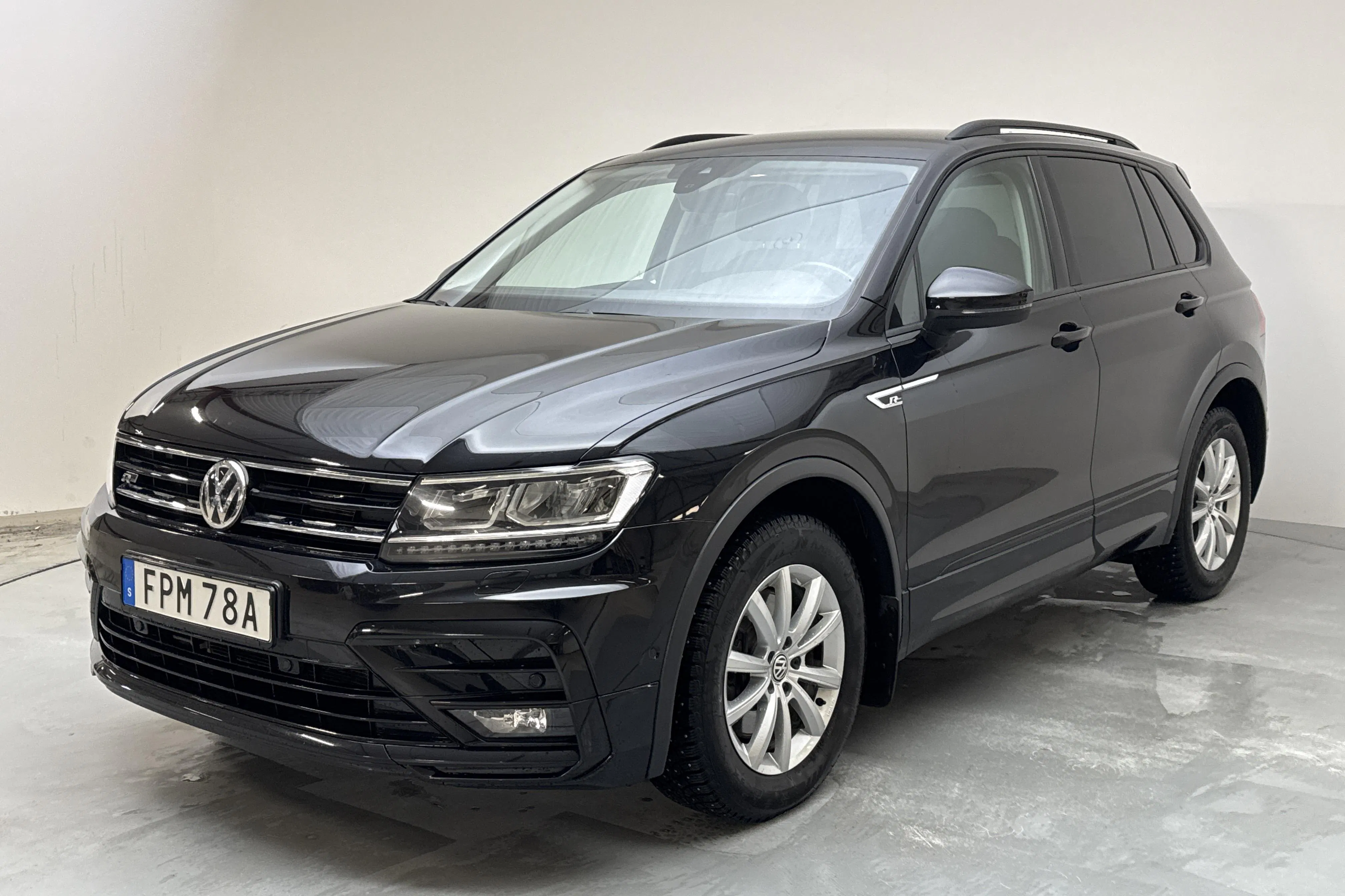 Presentationsfoto 1 av 19: VW Tiguan 2.0 TSI 4MOTION (190hk) - 9 515 mil - Automat - svart - 2020