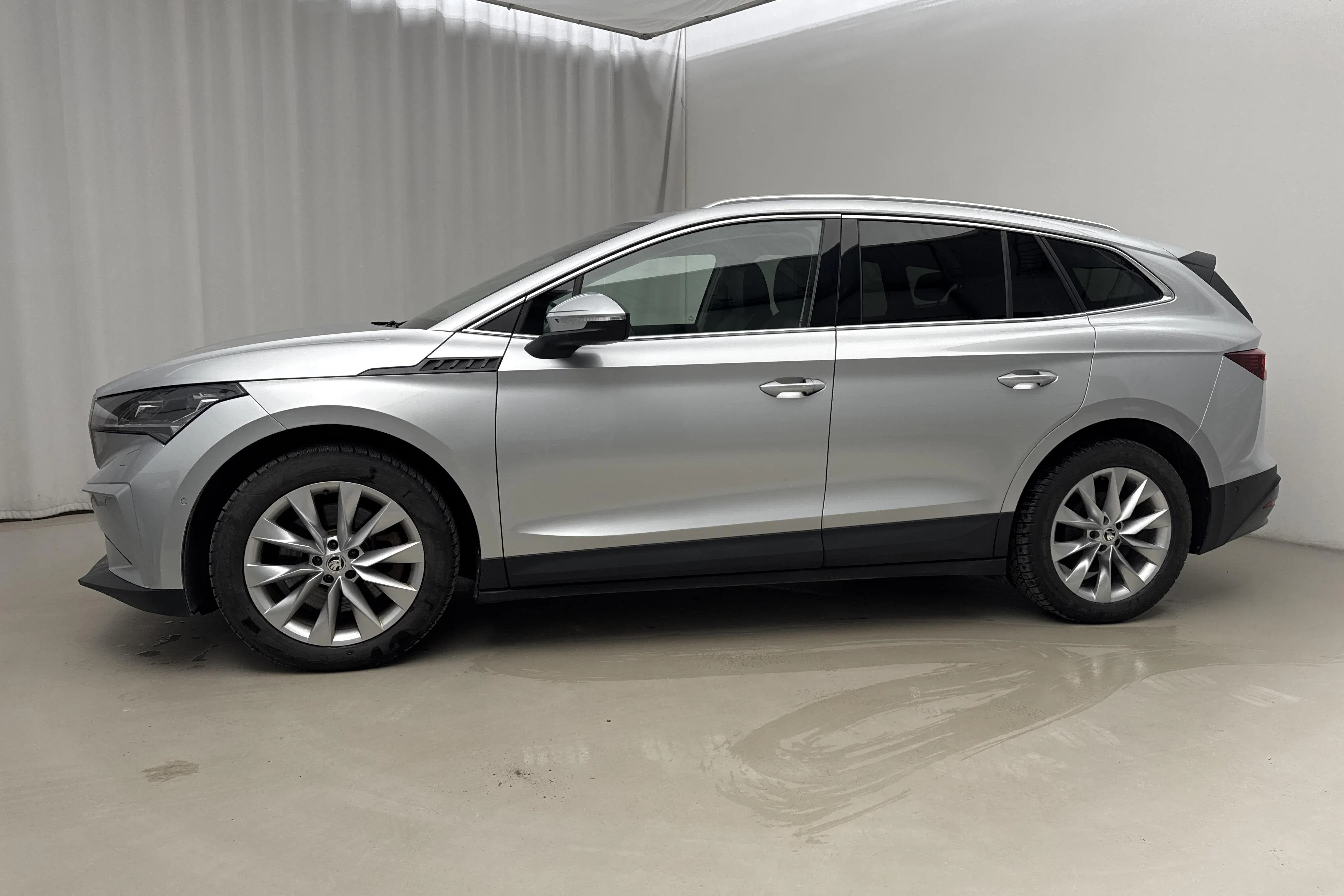 Presentationsfoto 2 av 23: Skoda Enyaq iV 80x (265hk) - 7 916 mil - Automat - silver - 2023