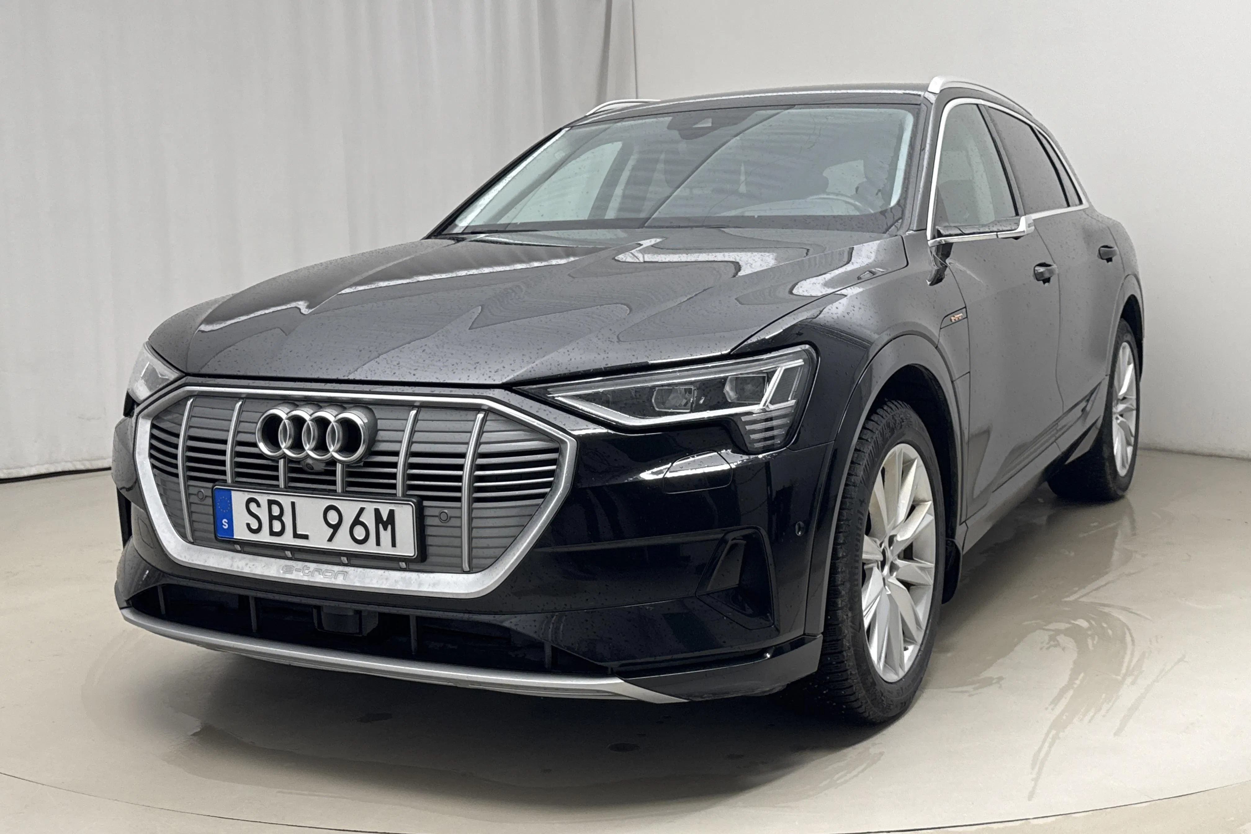 Presentationsfoto 1 av 29: Audi e-tron 55 quattro 95kWh (360hk) - 14 402 mil - Automat - svart - 2019