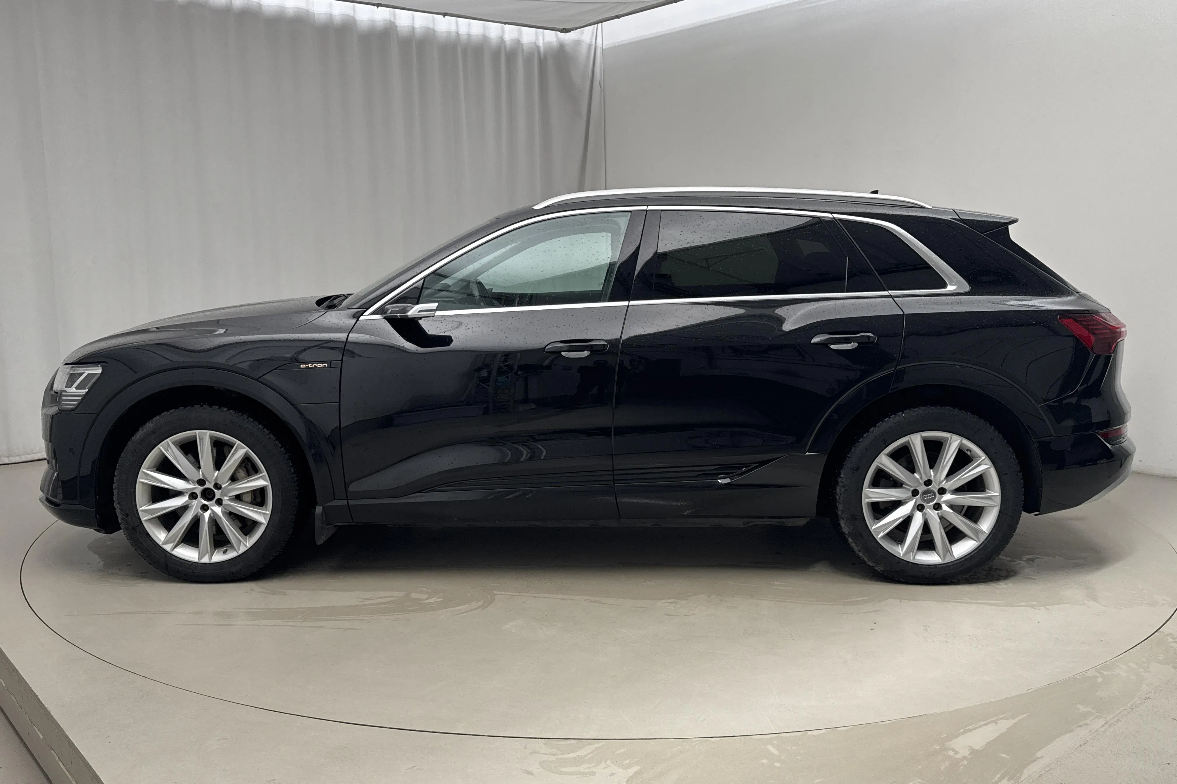 Presentationsfoto 2 av 29: Audi e-tron 55 quattro 95kWh (360hk) - 14 402 mil - Automat - svart - 2019
