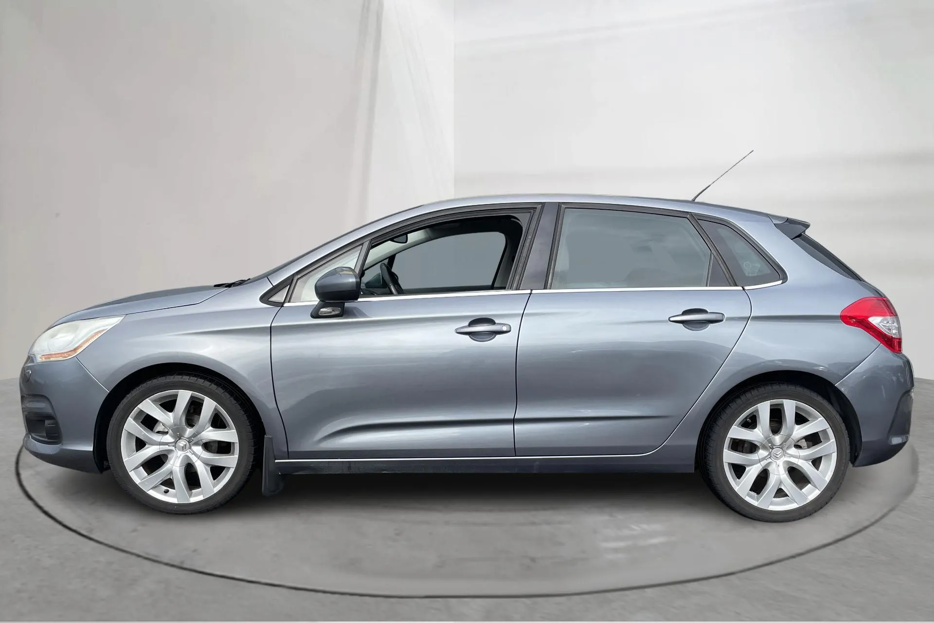 Presentationsfoto 2 av 13: Citroën C4 1.6 HDi (90hk) - 16 445 mil - Manuell - grå - 2011