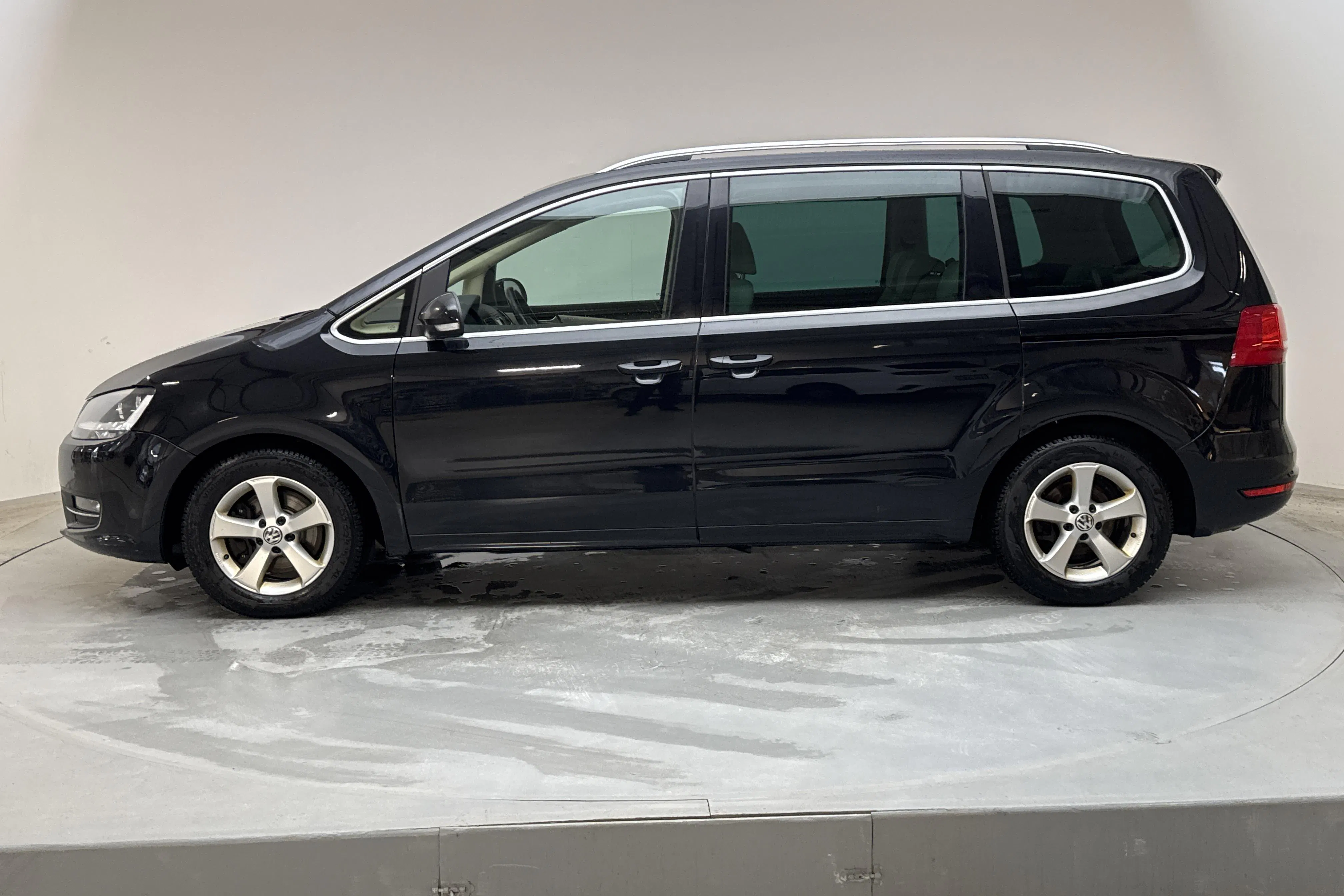 Presentationsfoto 2 av 20: VW Sharan 2.0 TDI BlueMotion Technology (170hk) - 25 991 mil - Automat - svart - 2012