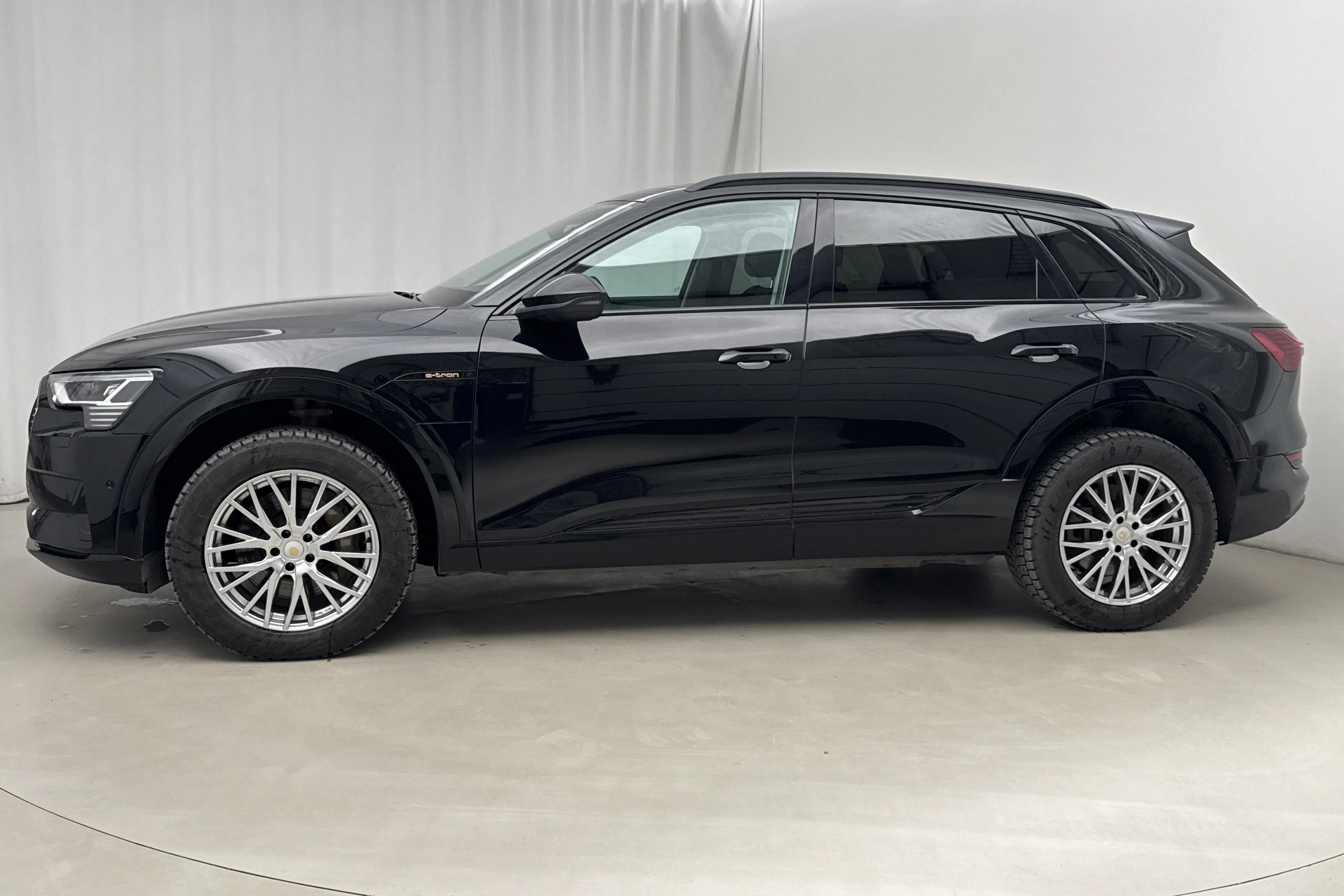 Presentationsfoto 2 av 18: Audi e-tron 55 quattro 95kWh (360hk) - 8 651 mil - Automat - svart - 2022