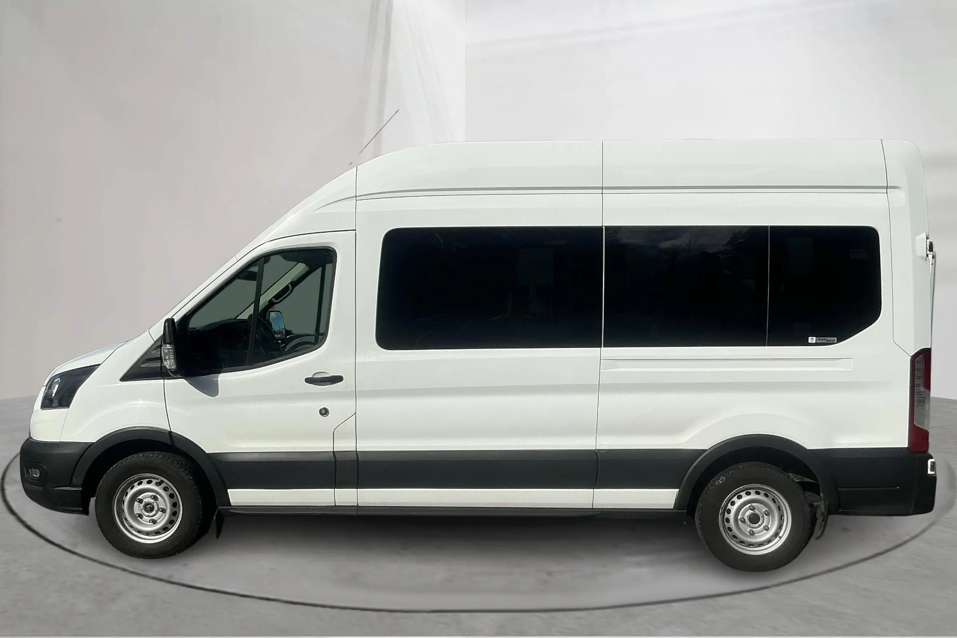 Presentationsfoto 2 av 16: Ford Transit 350 Kombi (130hk) - 18 885 mil - Automat - vit - 2023
