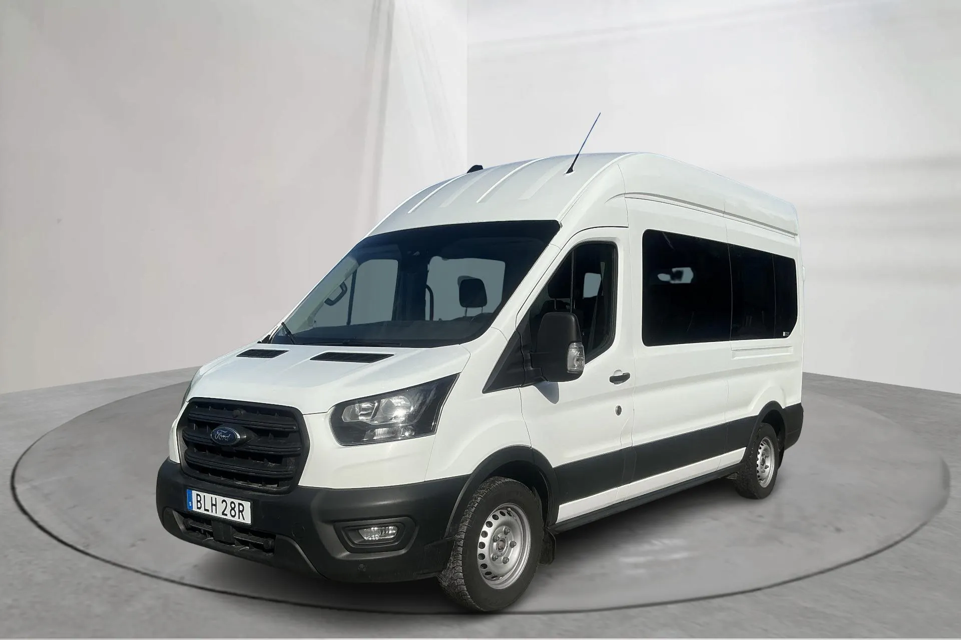 Presentationsfoto 1 av 16: Ford Transit 350 Kombi (130hk) - 18 885 mil - Automat - vit - 2023