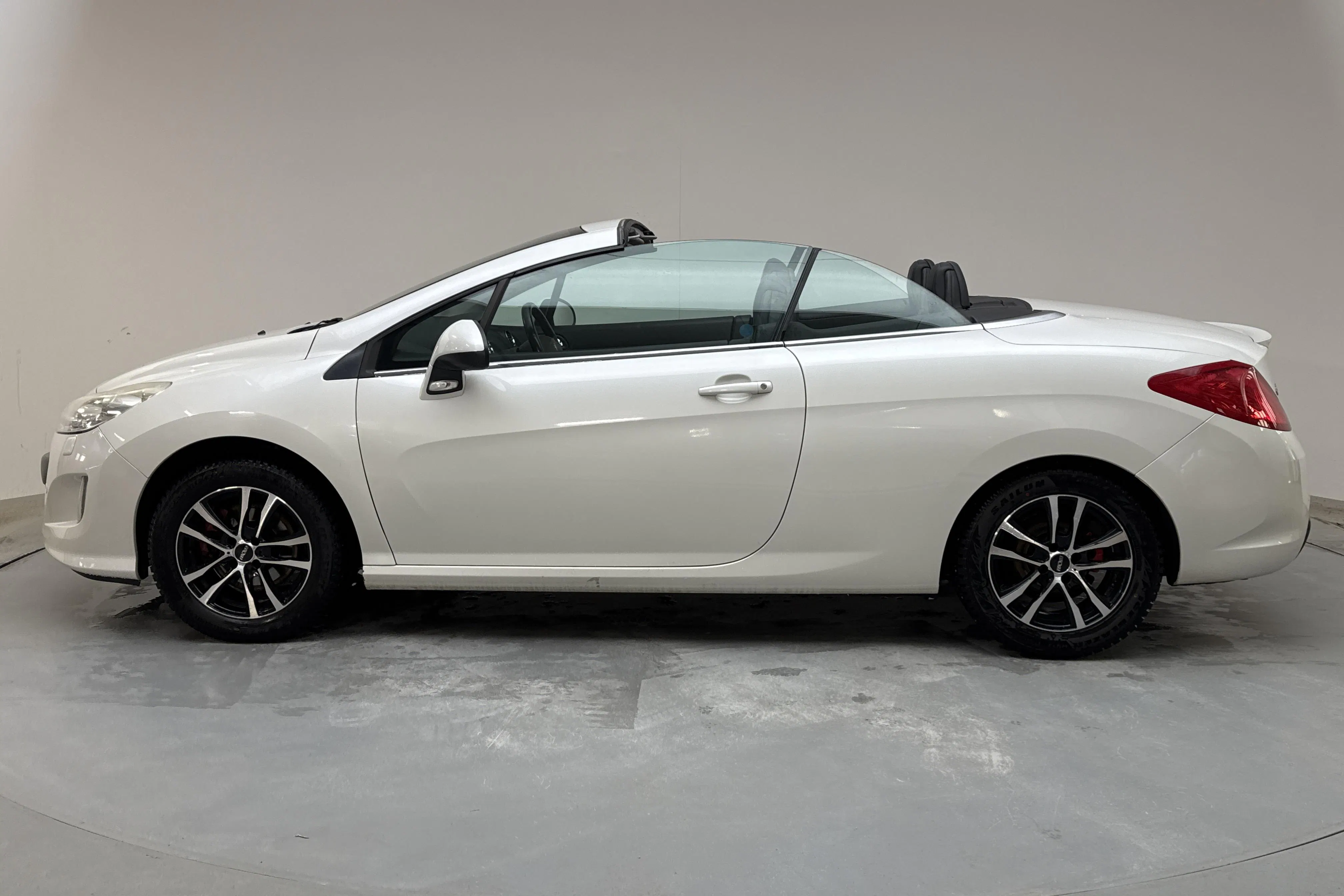 Presentationsfoto 2 av 22: Peugeot 308 CC 1.6 Turbo (150hk) - 17 445 mil - Manuell - vit - 2010