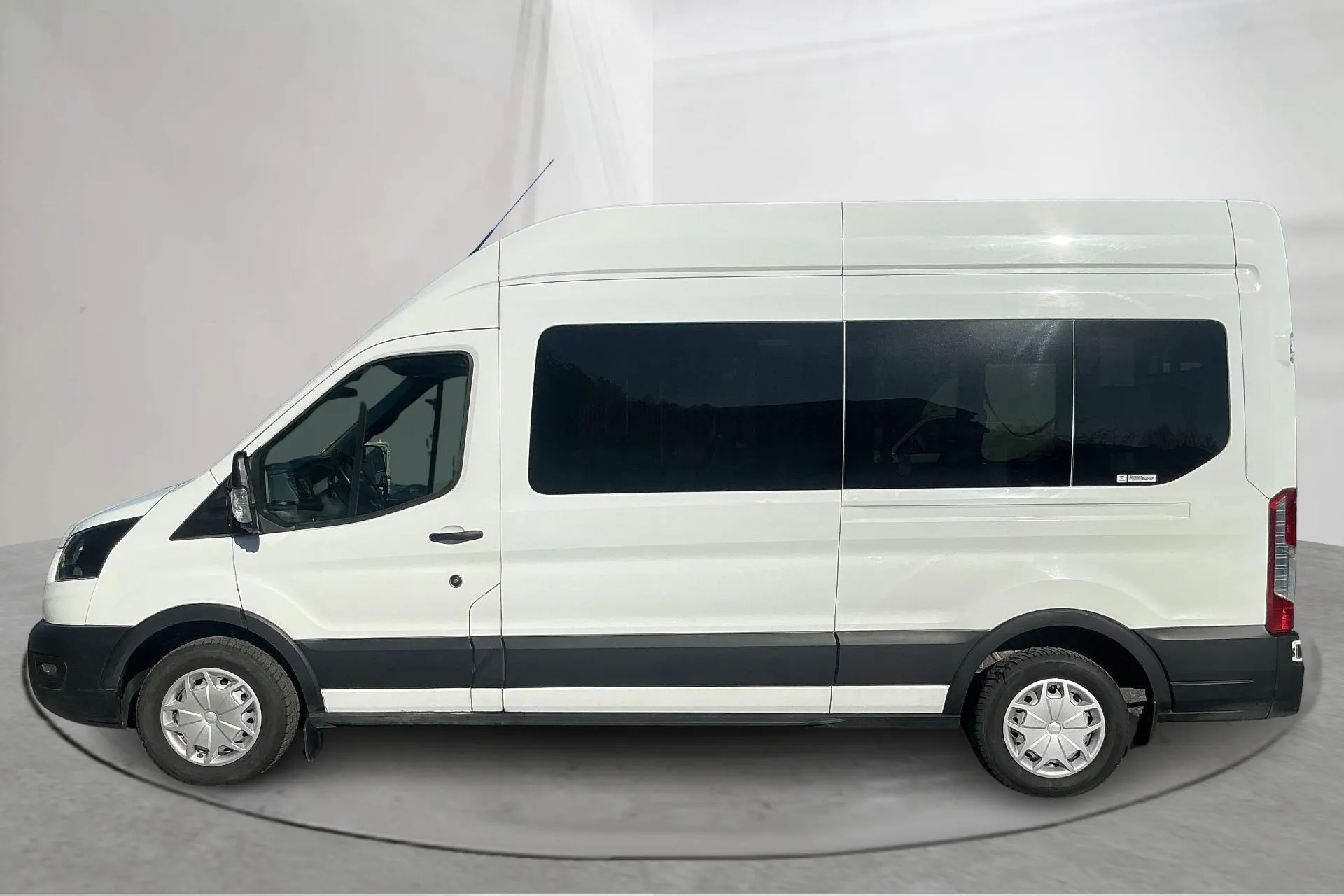 Presentationsfoto 2 av 17: Ford Transit 350 2.0 TDCi 2WD Skåp (130hk) - 15 272 mil - Automat - vit - 2023