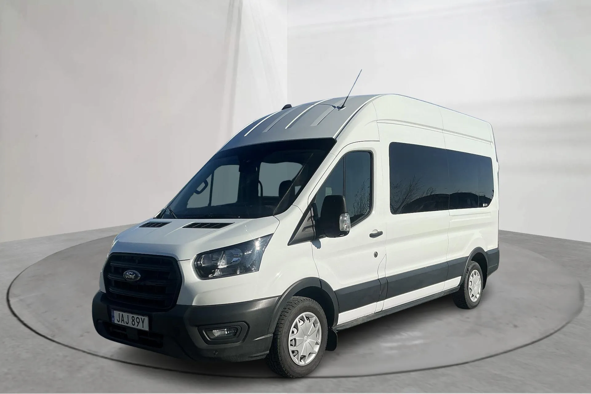 Presentationsfoto 1 av 17: Ford Transit 350 2.0 TDCi 2WD Skåp (130hk) - 15 272 mil - Automat - vit - 2023