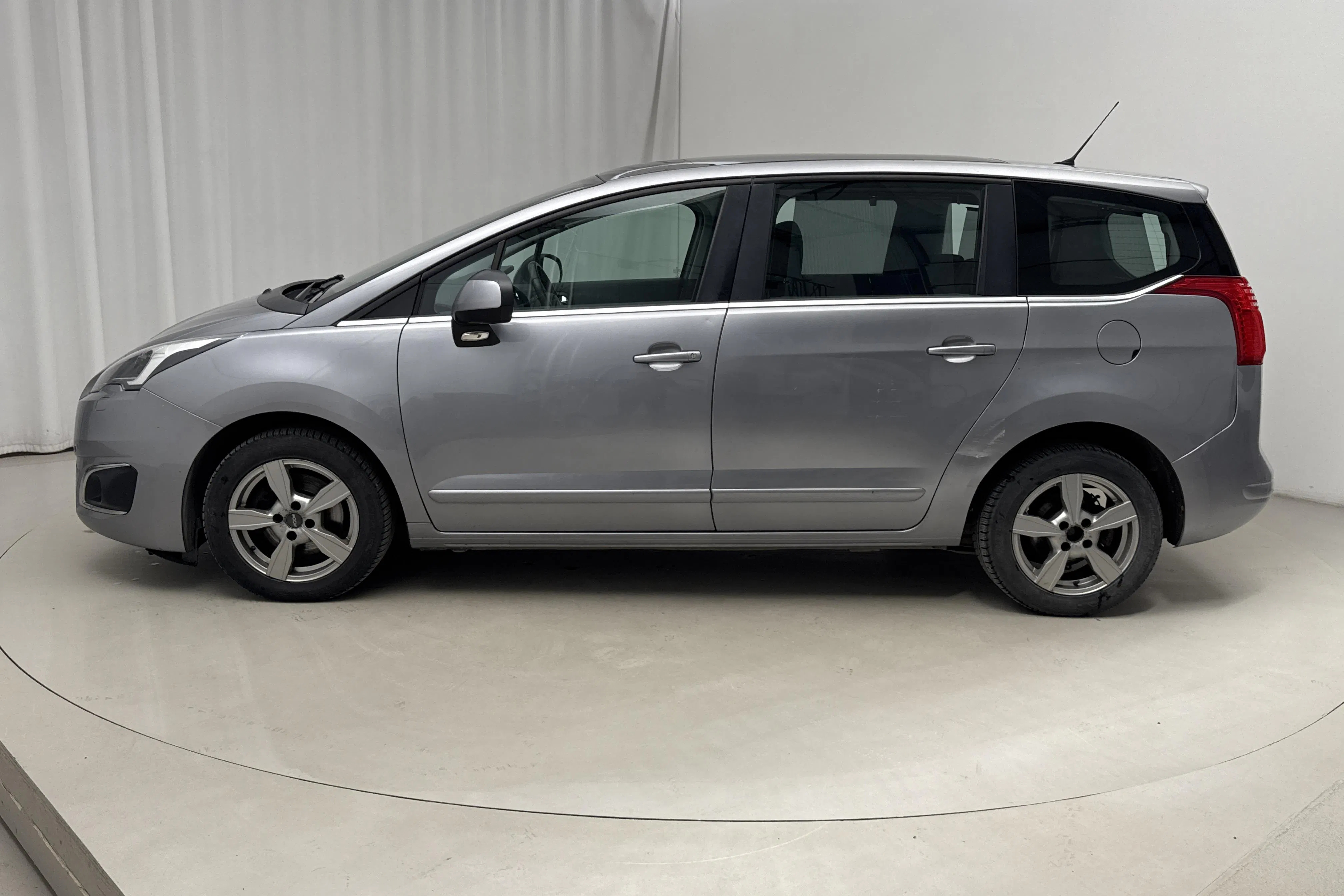 Presentation photo 2 of 16: Peugeot 5008 PureTech (130hk) - 165 310 km - Manual - gray - 2015