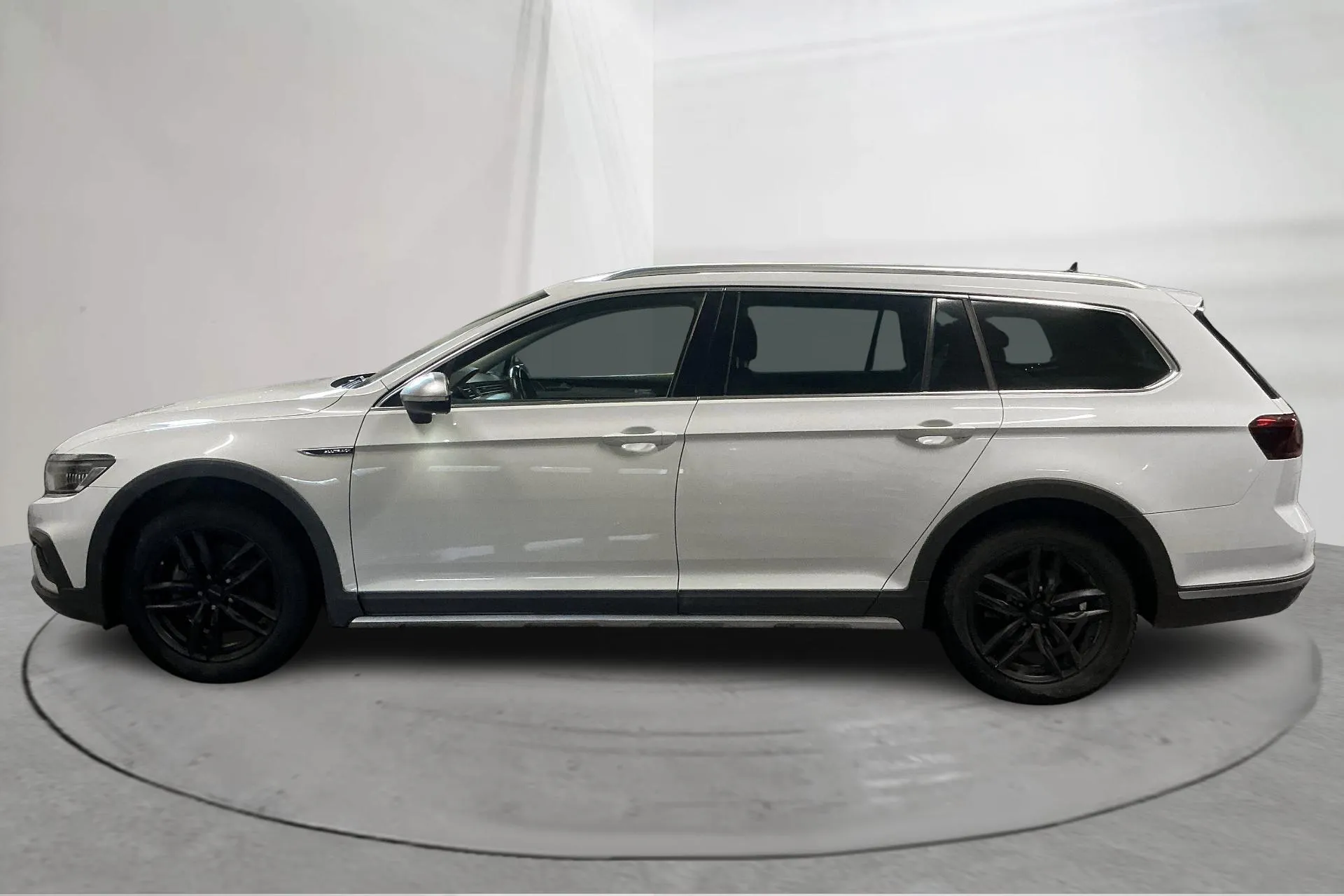 Presentationsfoto 2 av 15: VW Passat Alltrack 2.0 TDI Sportscombi 4Motion (200hk) - 20 318 mil - Automat - vit - 2024