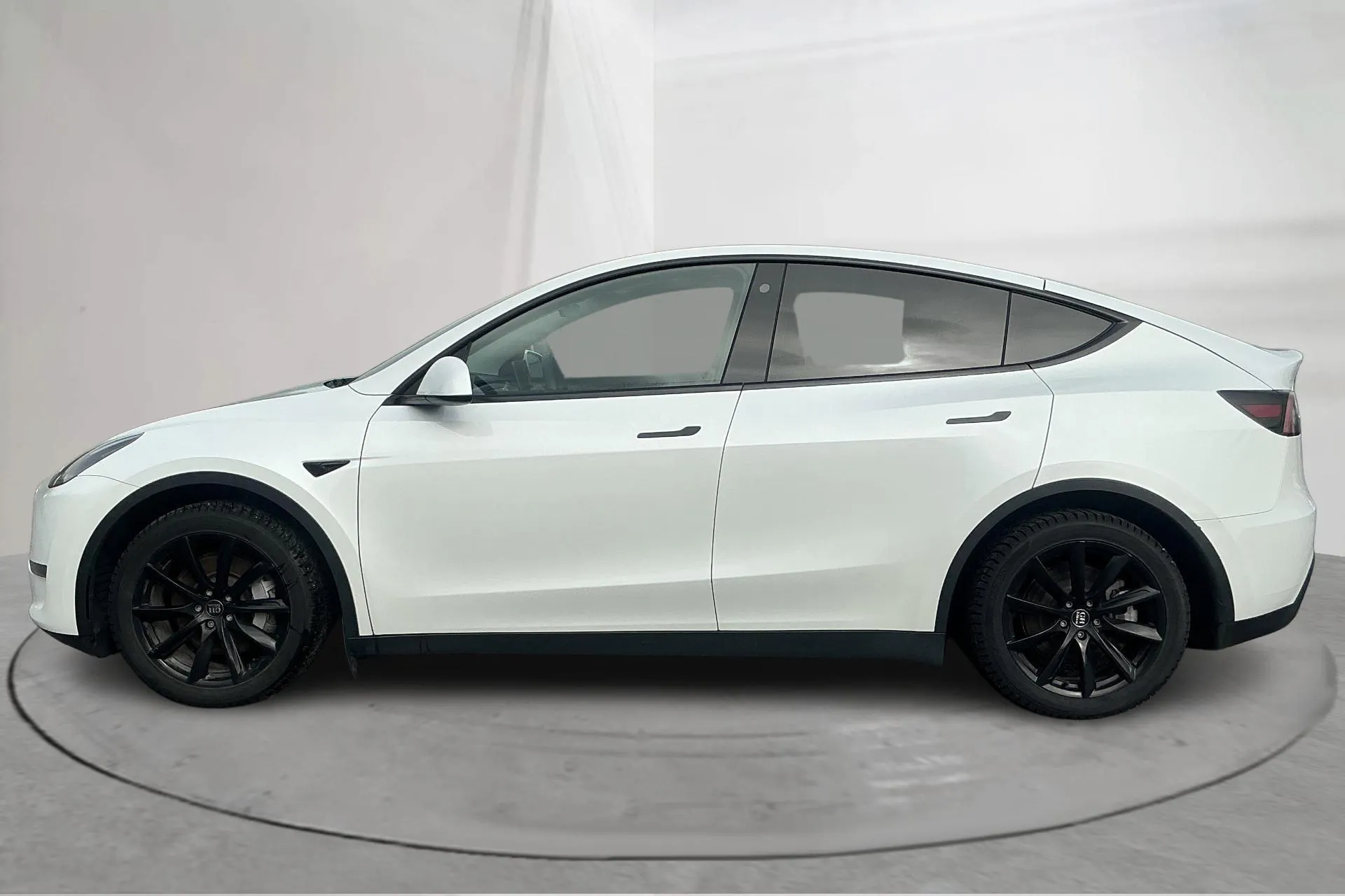 Presentation photo 2 of 20: Tesla Model Y Long Range Dual Motor AWD - 90 560 km - Automatic - white - 2024